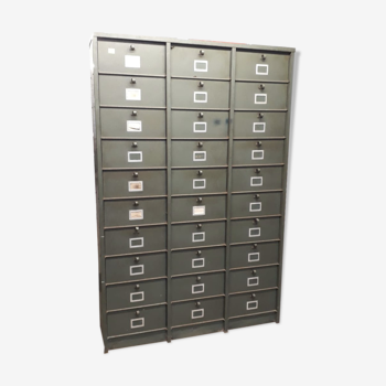 Metal industrial cabinet with 30 lockers