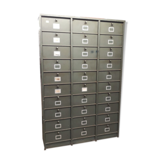 Metal industrial cabinet with 30 lockers