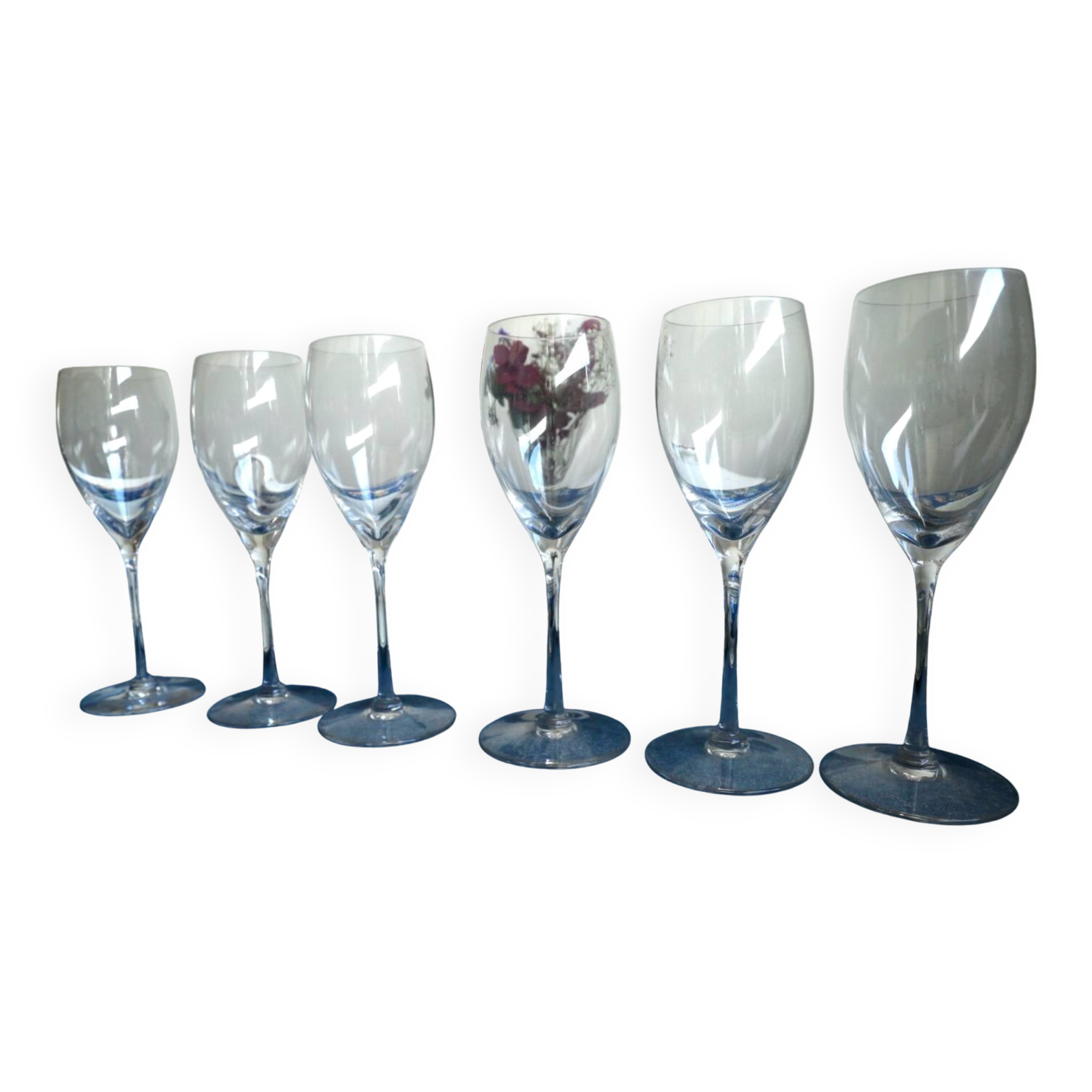 6 crystal champagne flutes from Saint-Louis and their box.