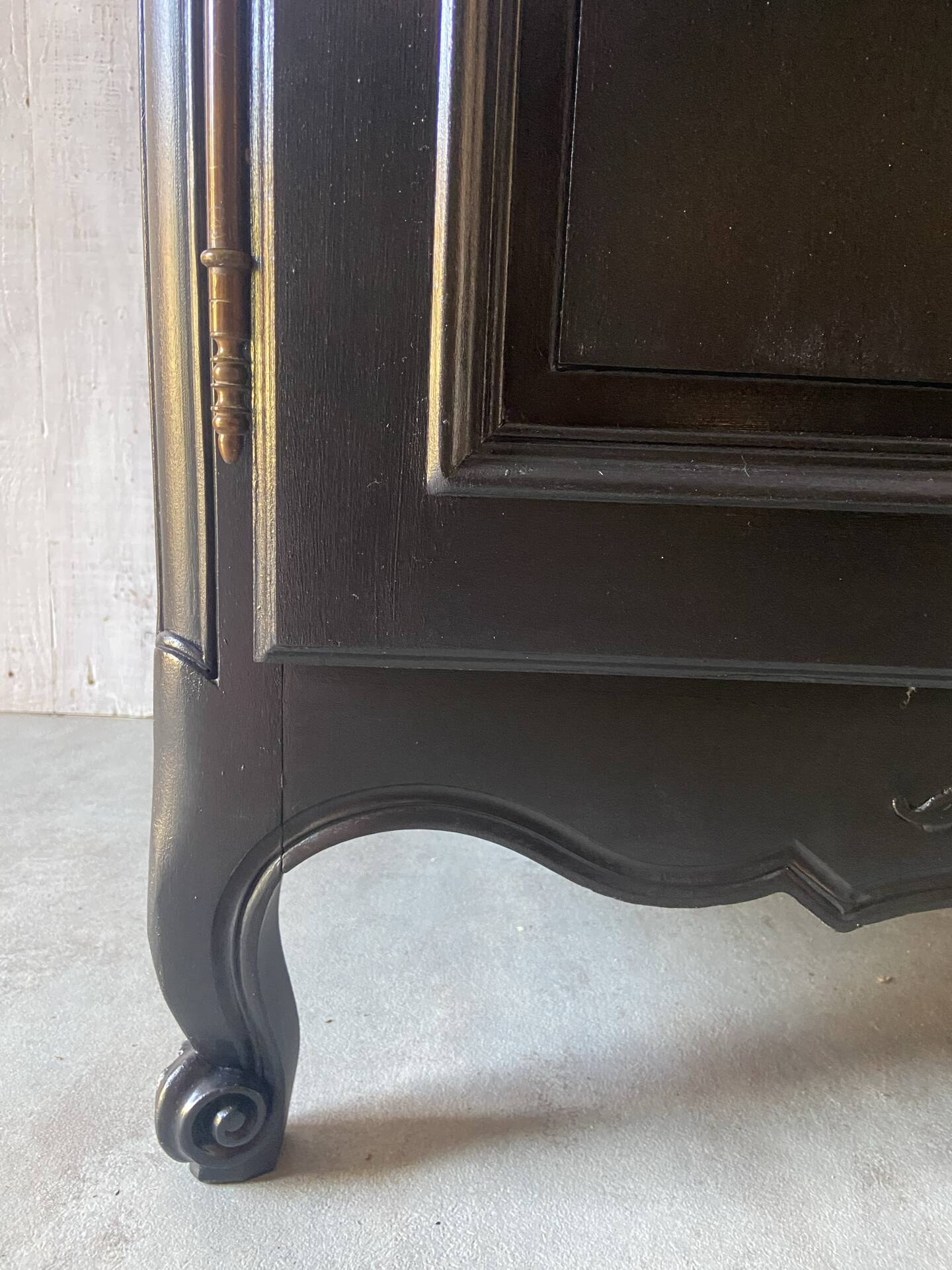 Armoire « chapeau de gendarme »