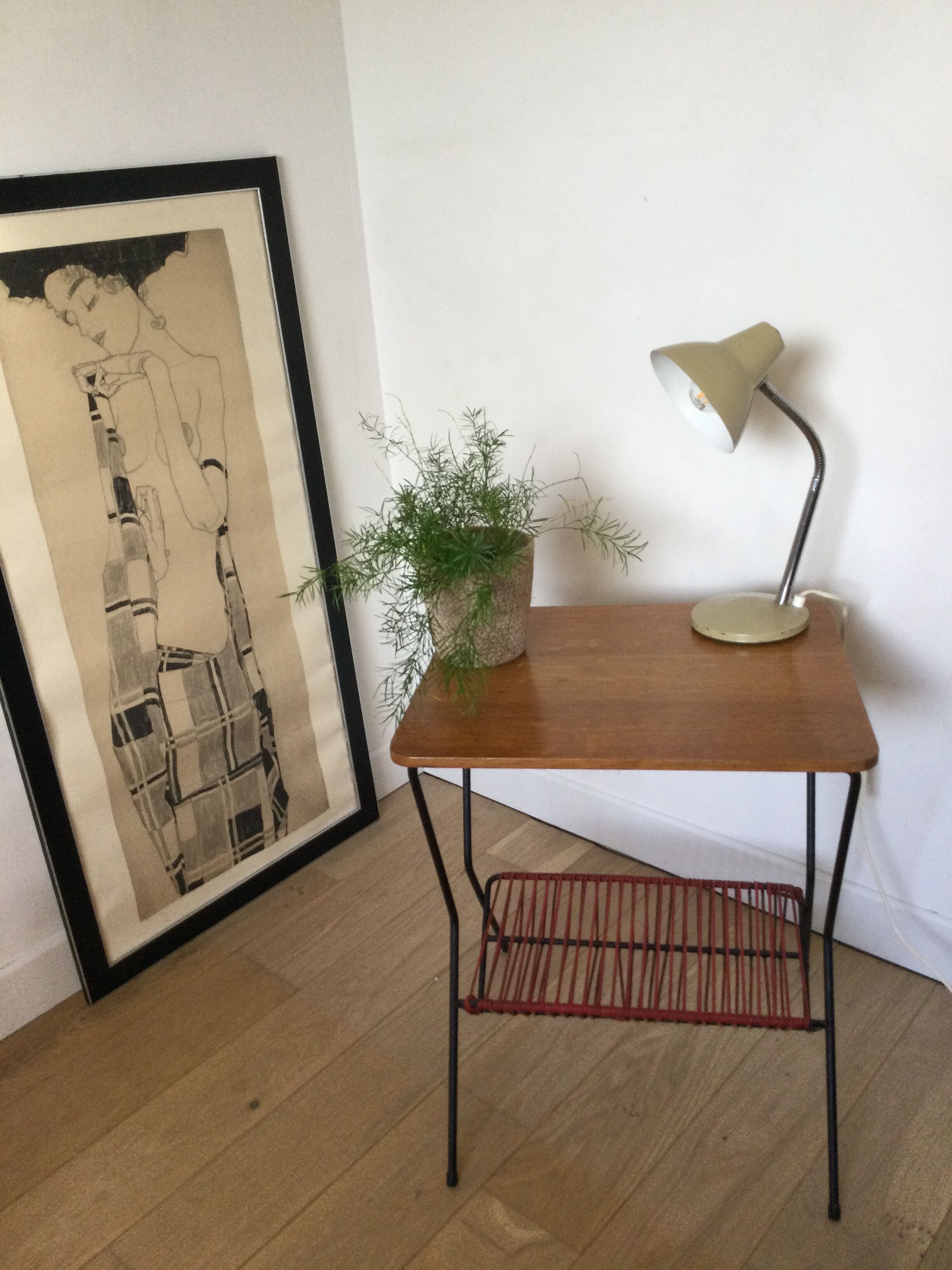 Table bois années 50 avec range vinyles et revues scoubidou
