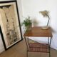 Table bois années 50 avec range vinyles et revues scoubidou