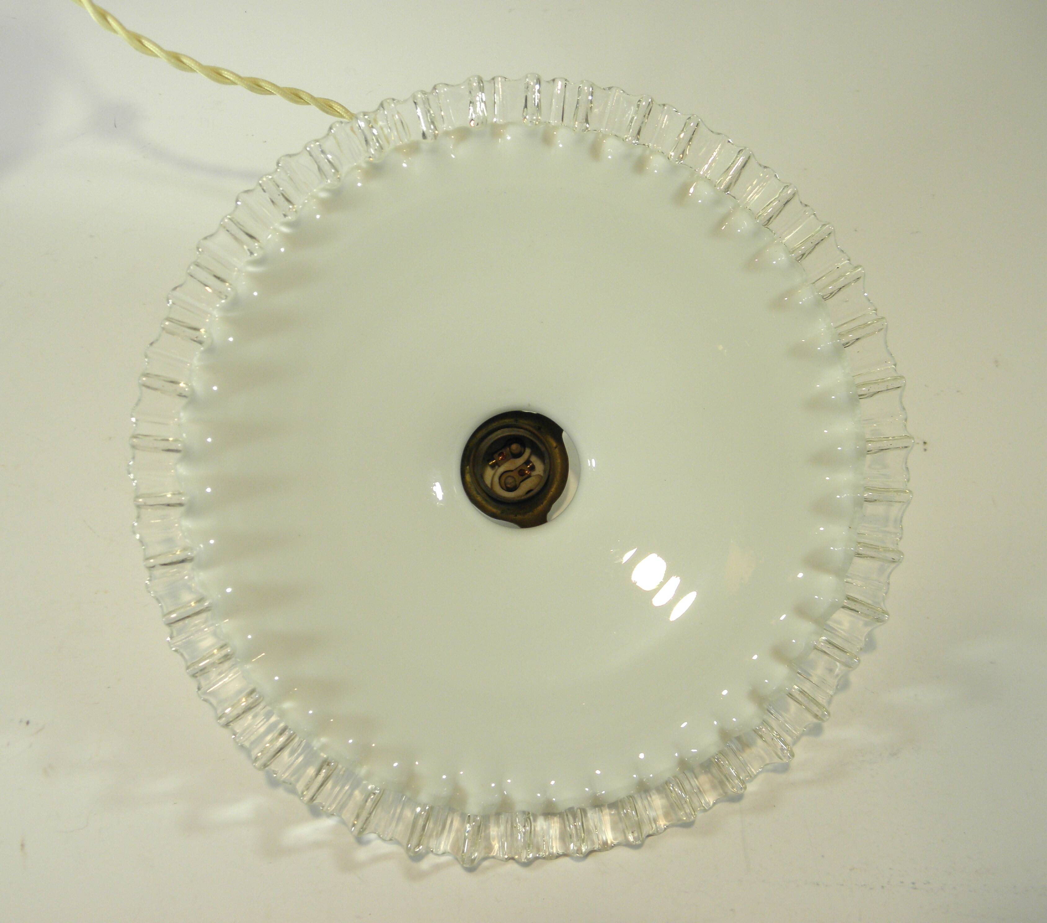 "Rise and fall" suspension in opaline and porcelain