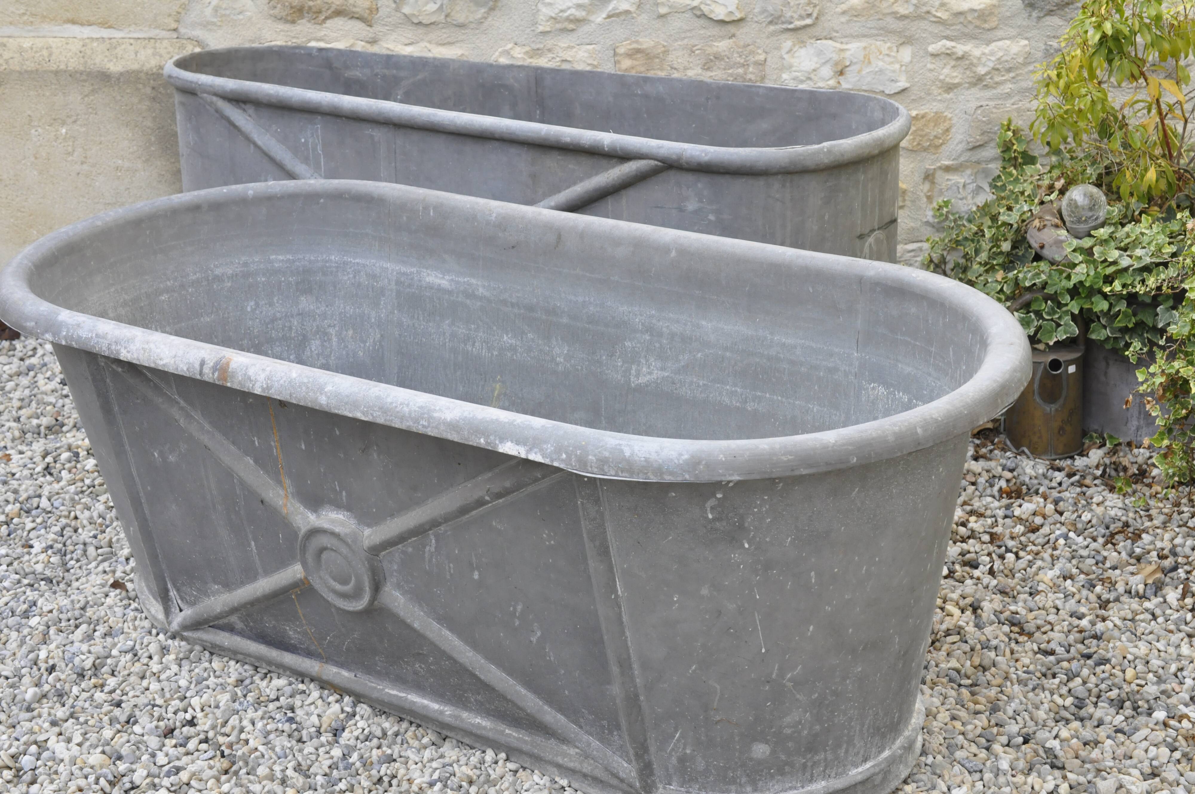 Zinc bathtub