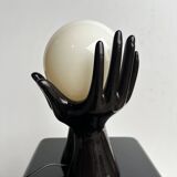 Lampe a poser vintage 1980 mains enserrant boule verre blanche
