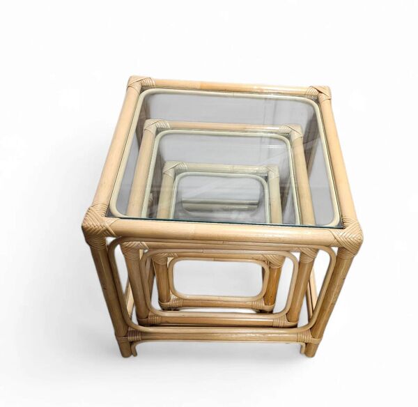 Ensemble de tables gigognes en bambou / plateaux en verre transparent / tables d'appoint / 1970