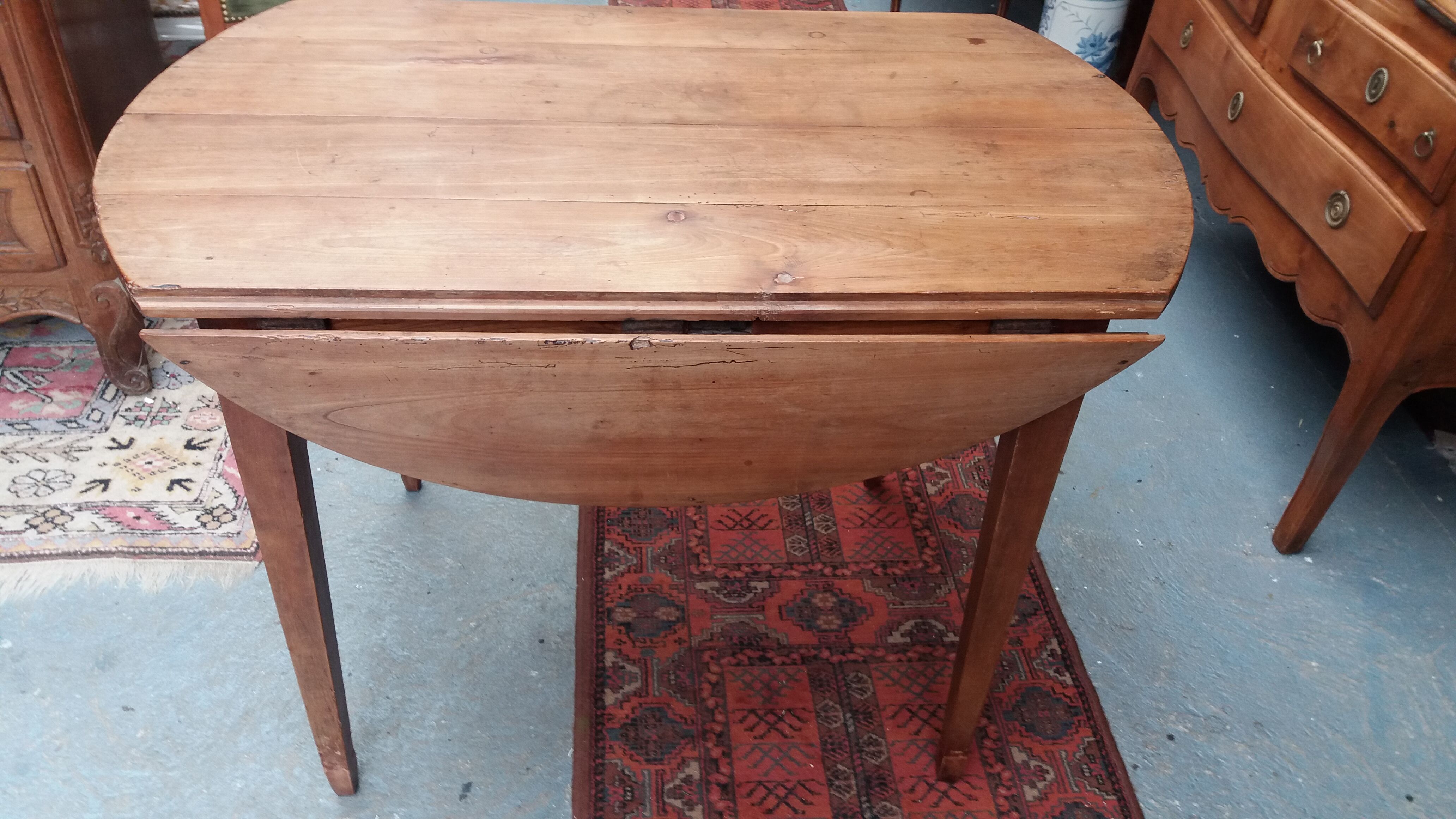 Louis Philippe round table