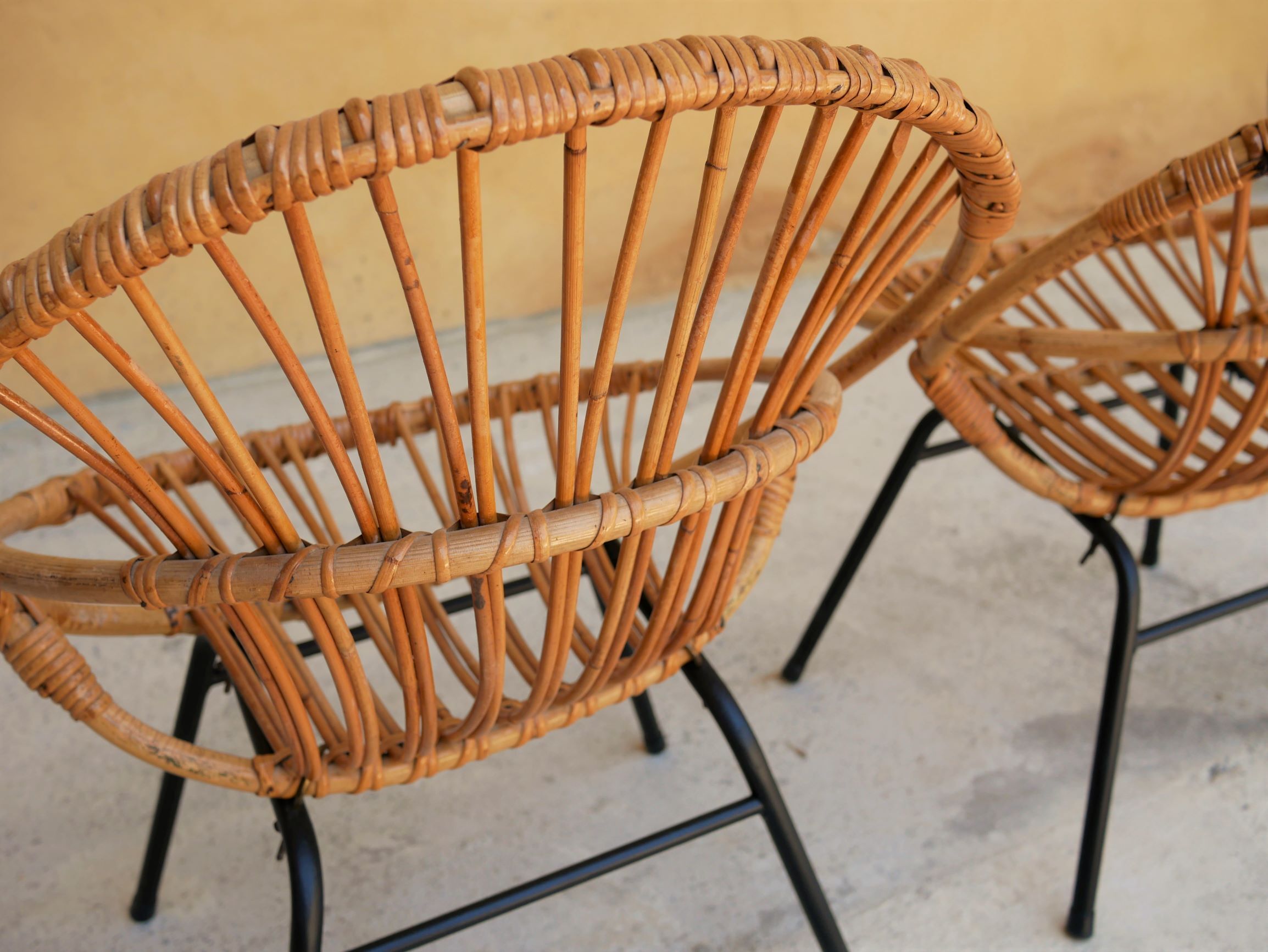 Vintage chair in rattan feet metal
