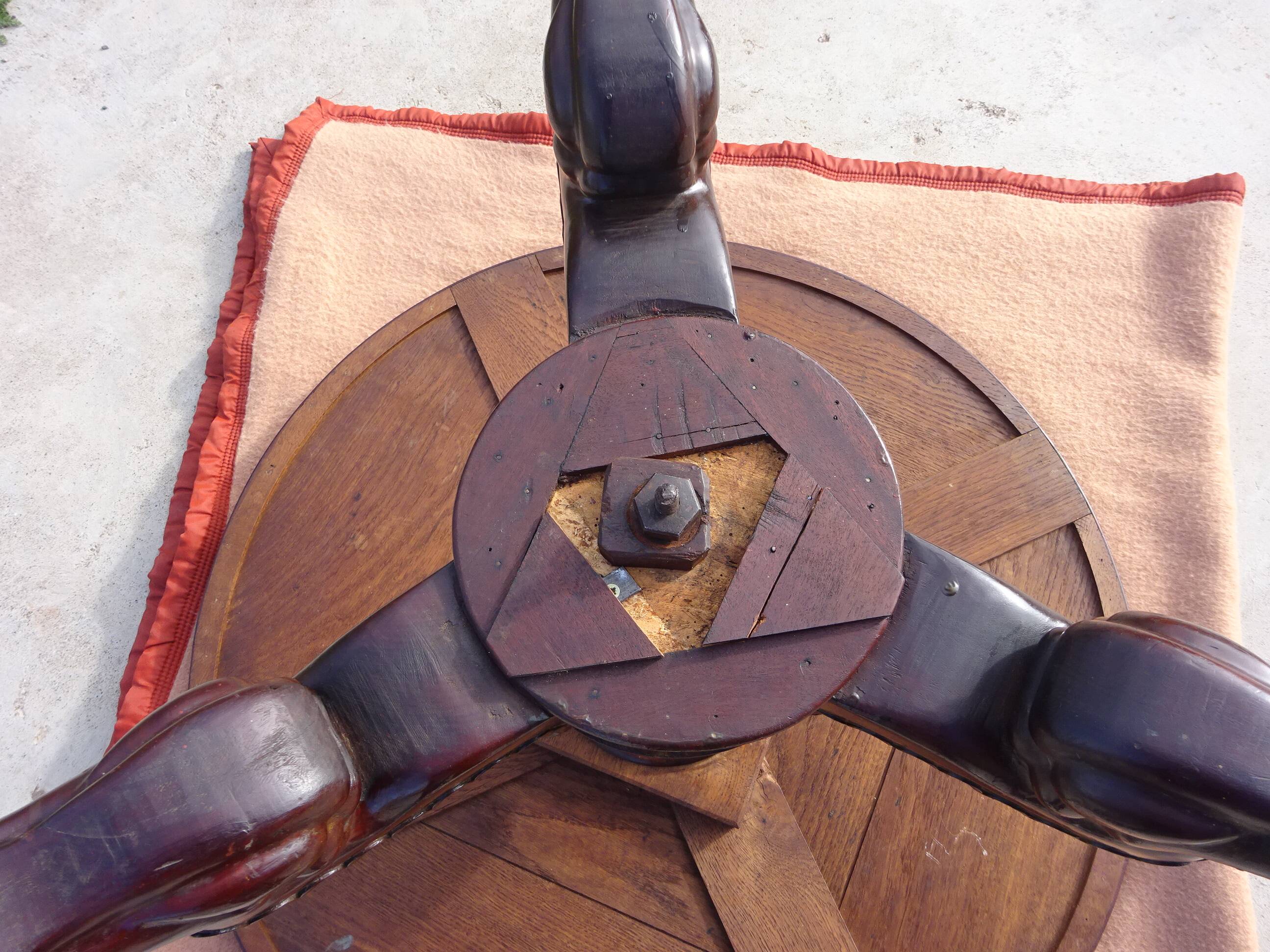 Empire guéridon in mahogany and marble, revolving top.