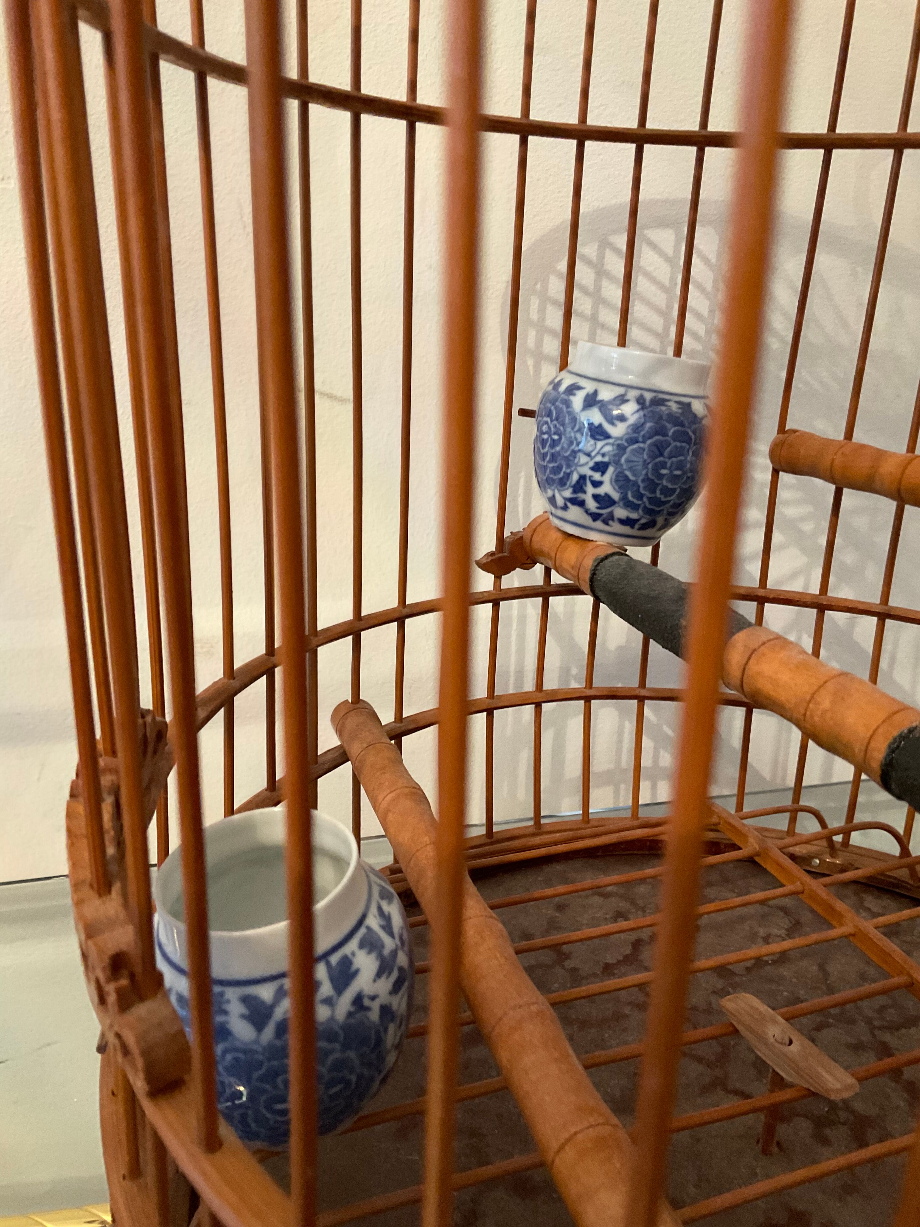 Ancienne cage à oiseaux en bois et rotin