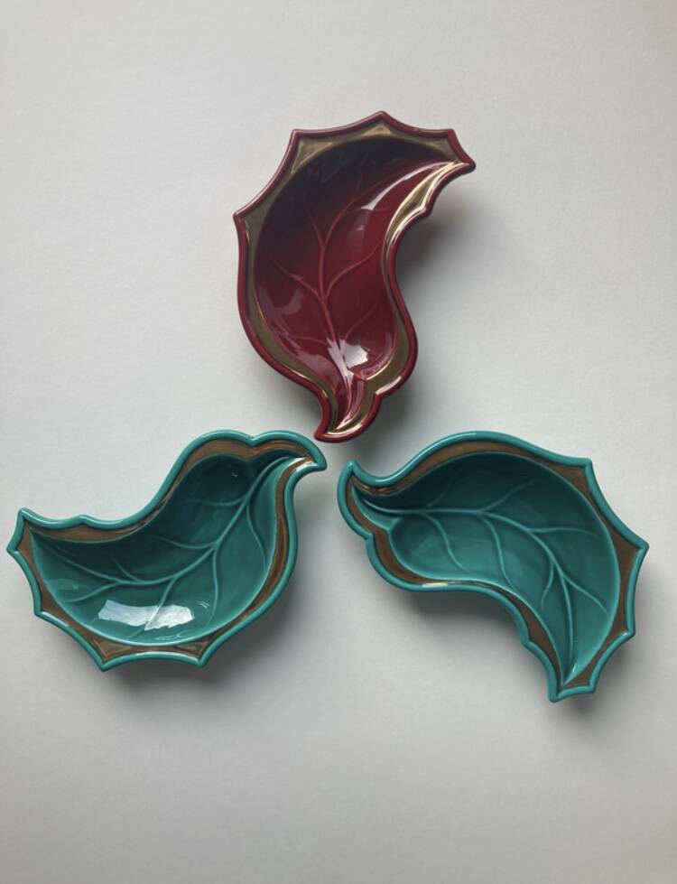 3 green and burgundy leaf-shaped bowls Verceram