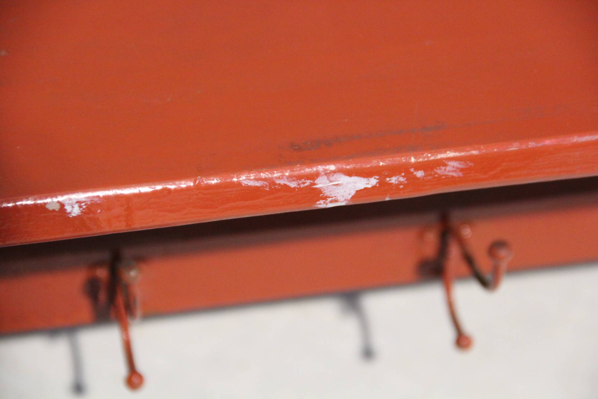 Ancienne étagère d'atelier avec 6 patères