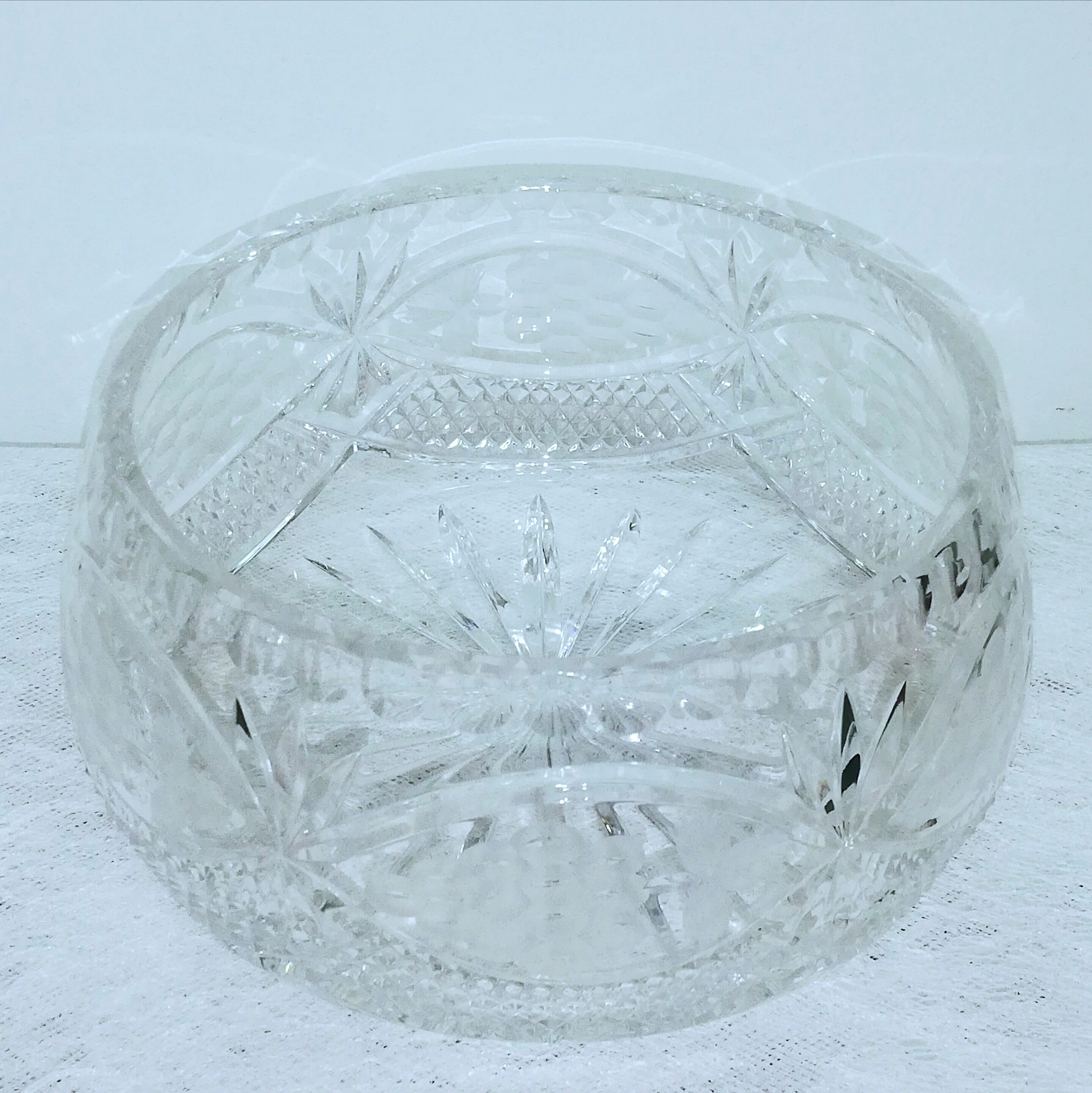Salad bowl in cut and chiseled crystal