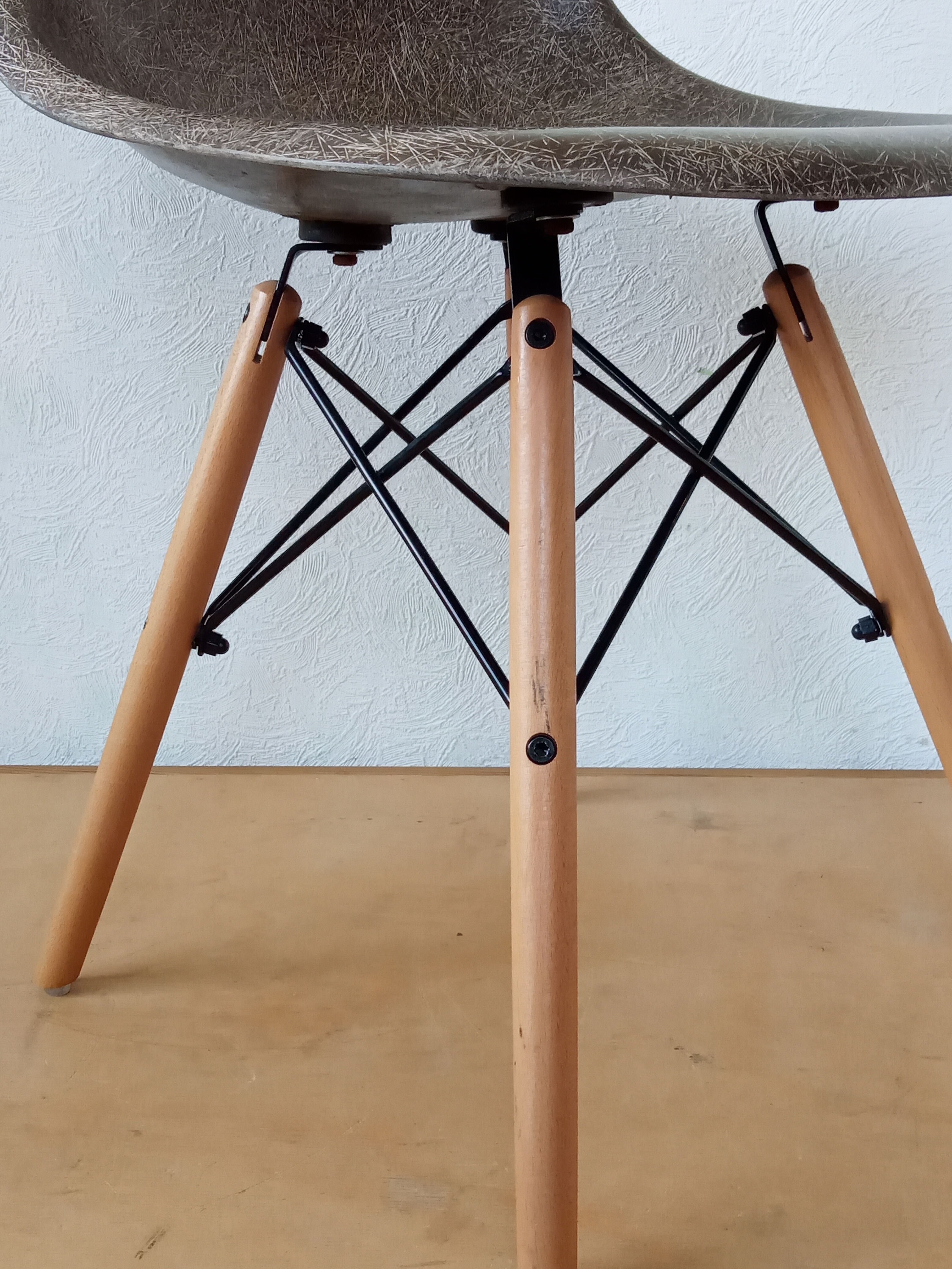 Eames DSW Fiberglass Chair