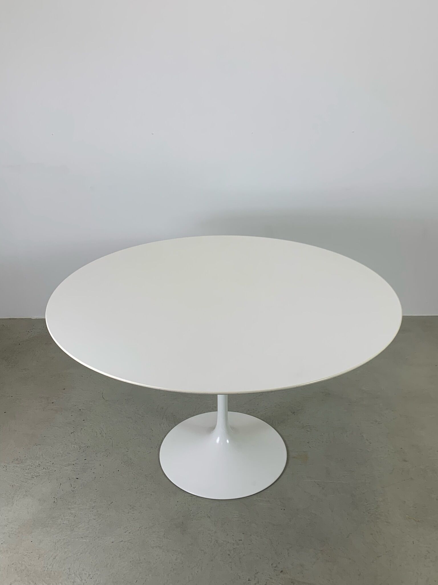 Eero Saarinen Tulip Dining Set with Swifel Chairs for Knoll International 1960s