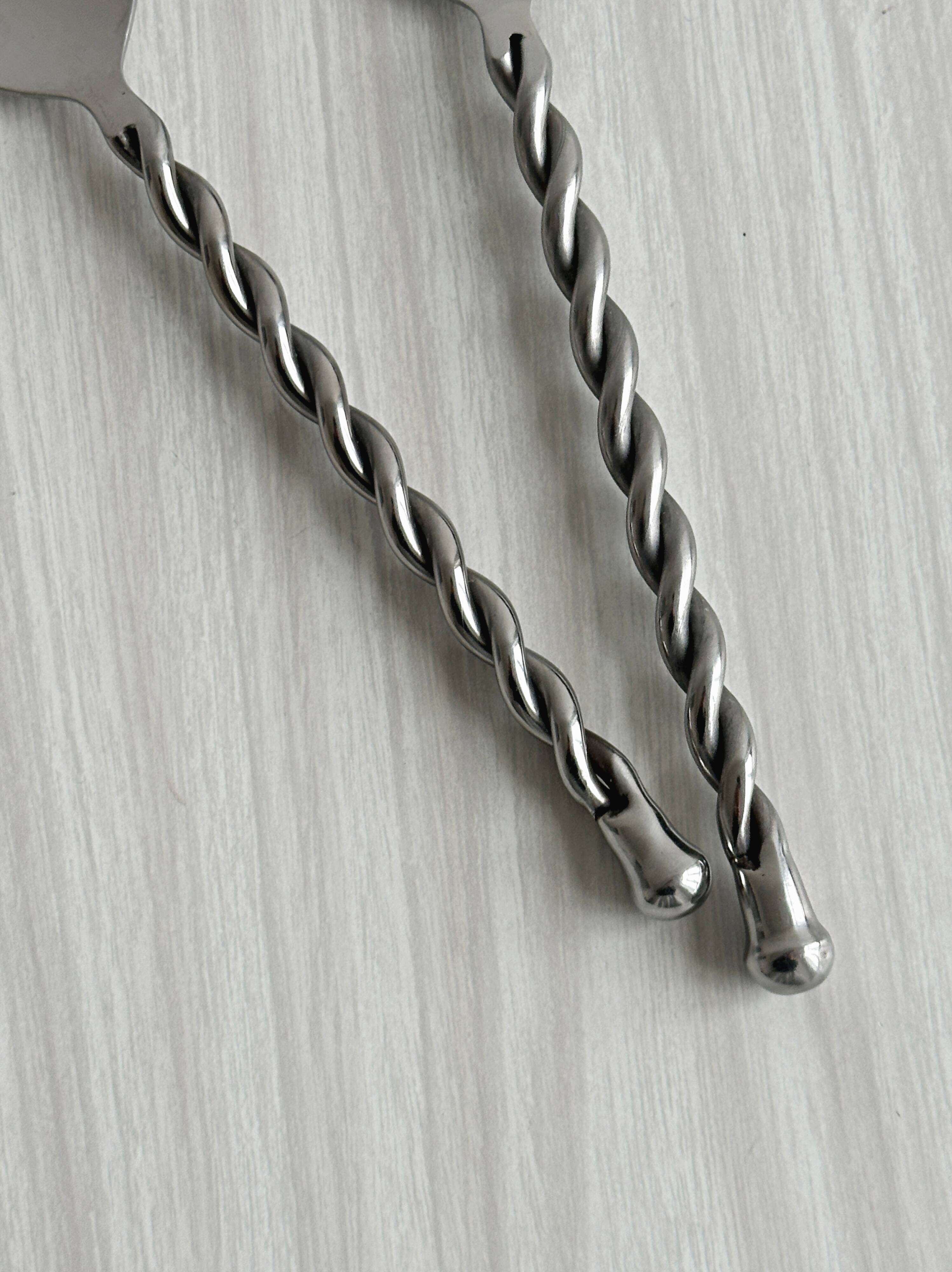 Twisted metal salad servers