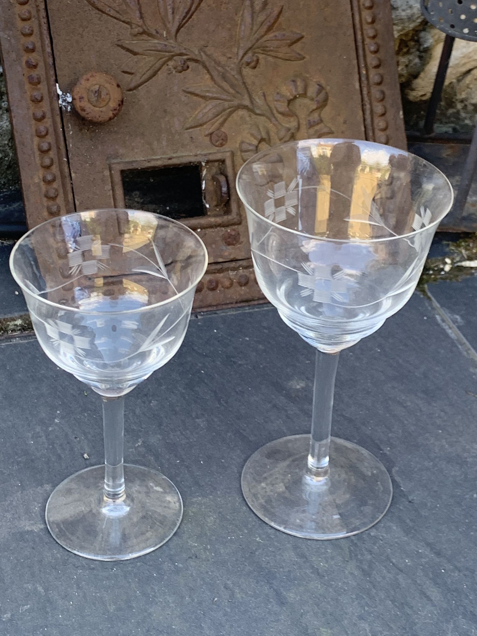 4 verres à vin art déco, motif floral ciselé, verre et cristal