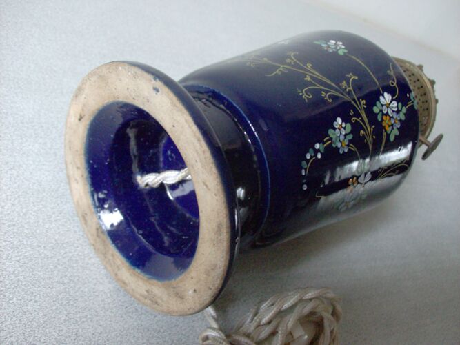 Ancien pied de lampe à pétrole électrifié en céramique bleue décor floral