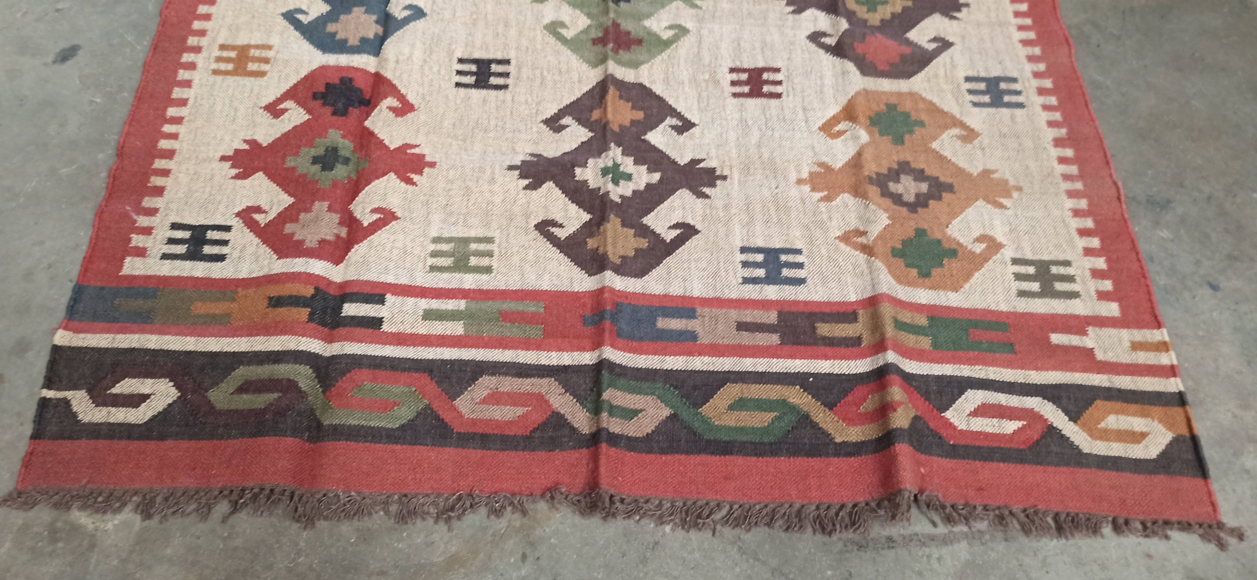 Tapis kilim en toile de jute et coton. 185cm x 285cm