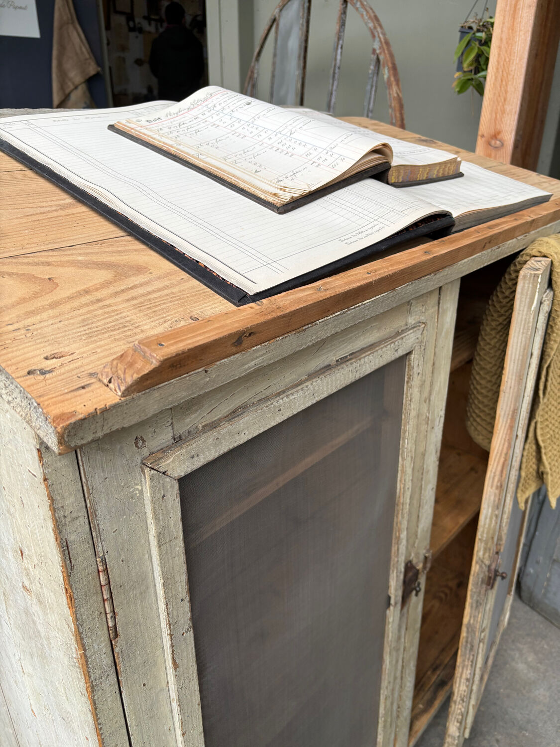 Garde manger, buffet en bois patiné