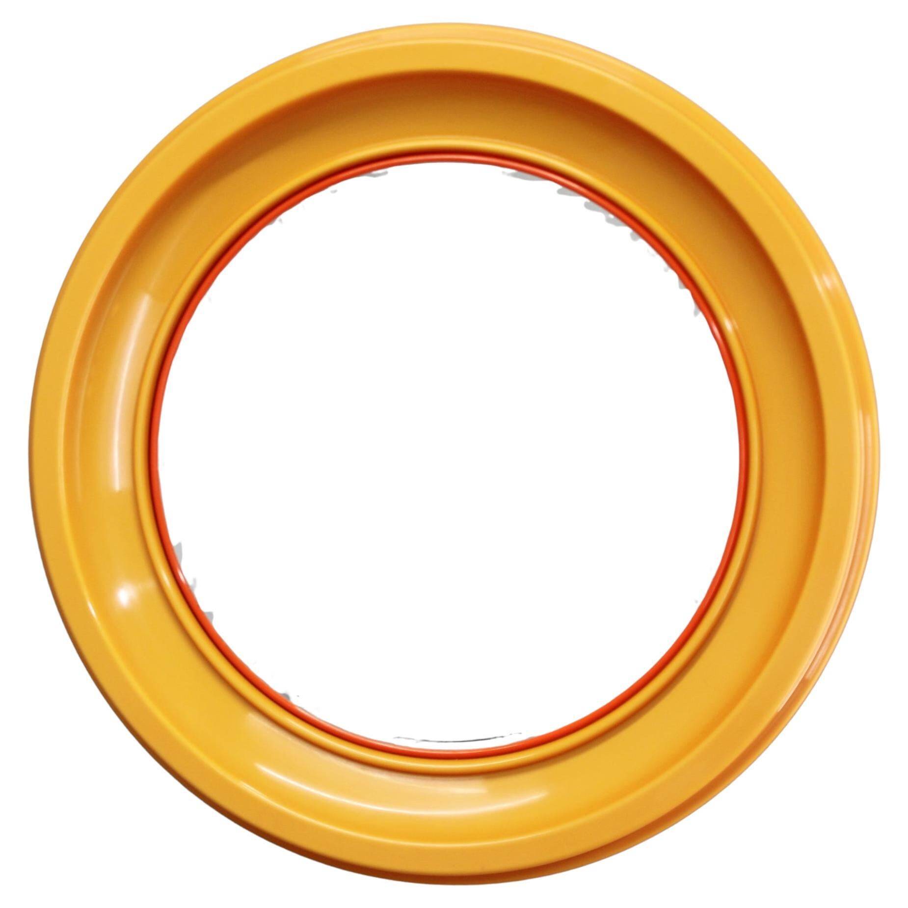 Miroir rond italien des années 1970 de la marque Salc, avec cadre en plastique jaune orangé.