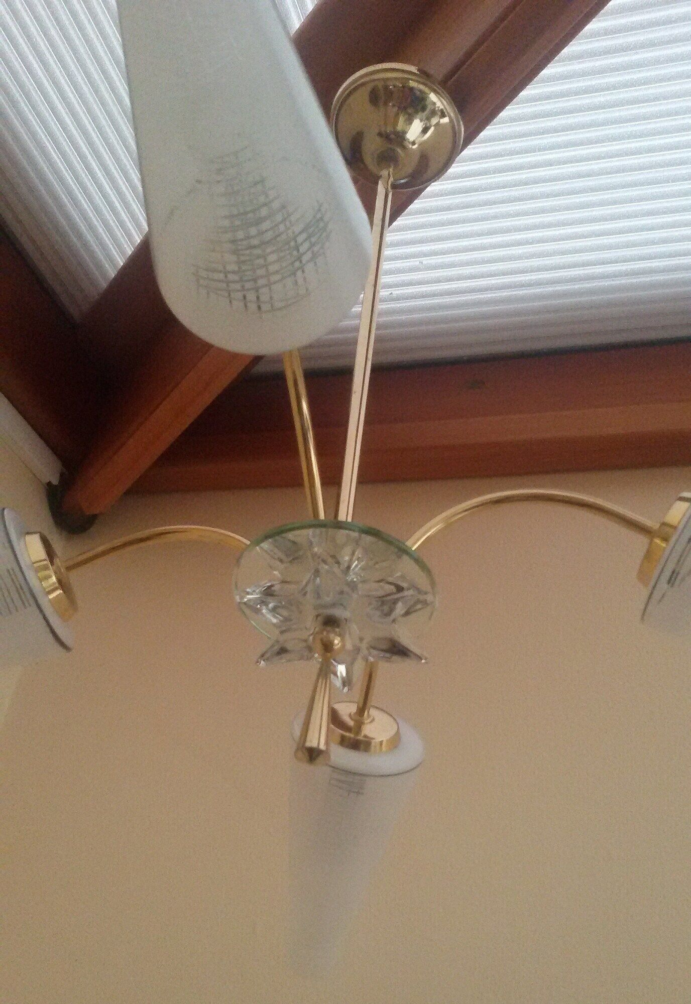 Lustre en laiton doré et opaline des années 50/60