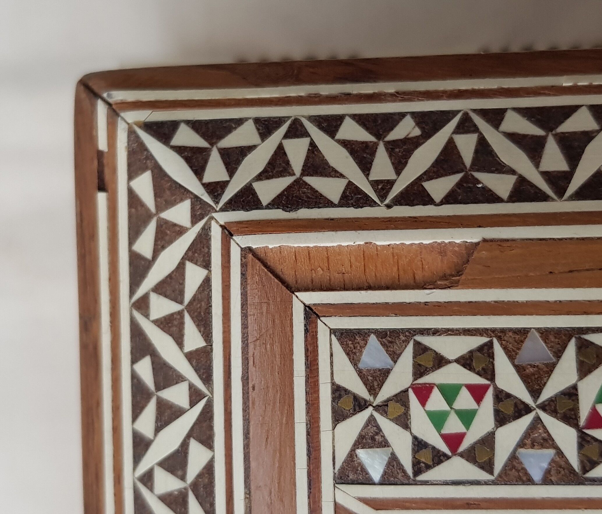 Wood cigarette box and mother-of-pearl inclusion