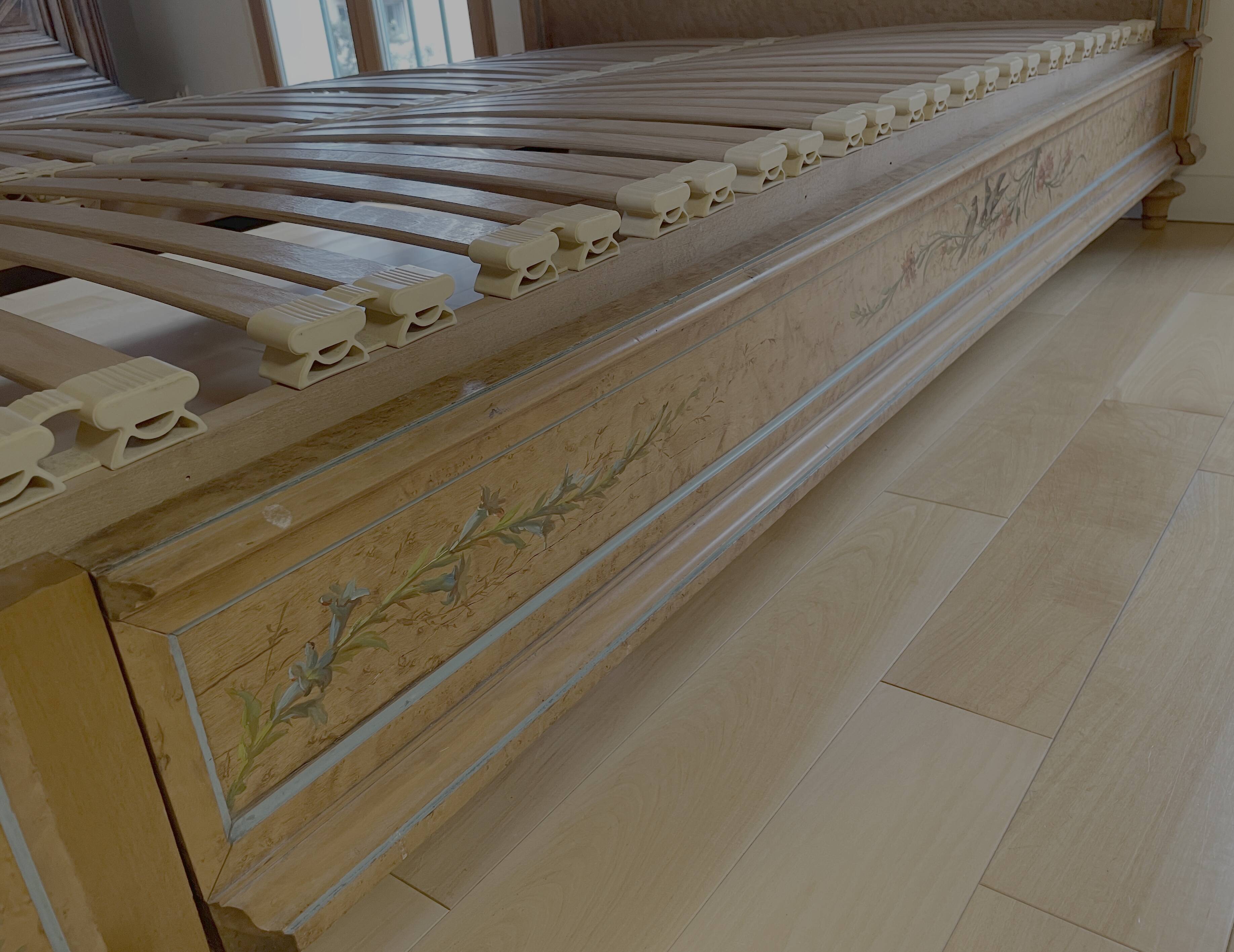 Late 19th century bed – painted maple burl – with base + 135x190 mattress