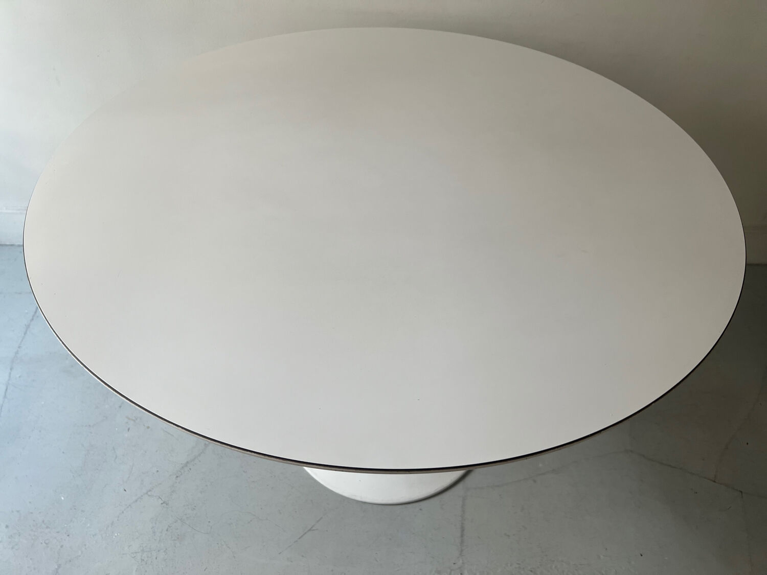 White tulip design table by Eero Saarinen for Knoll International, 1970
