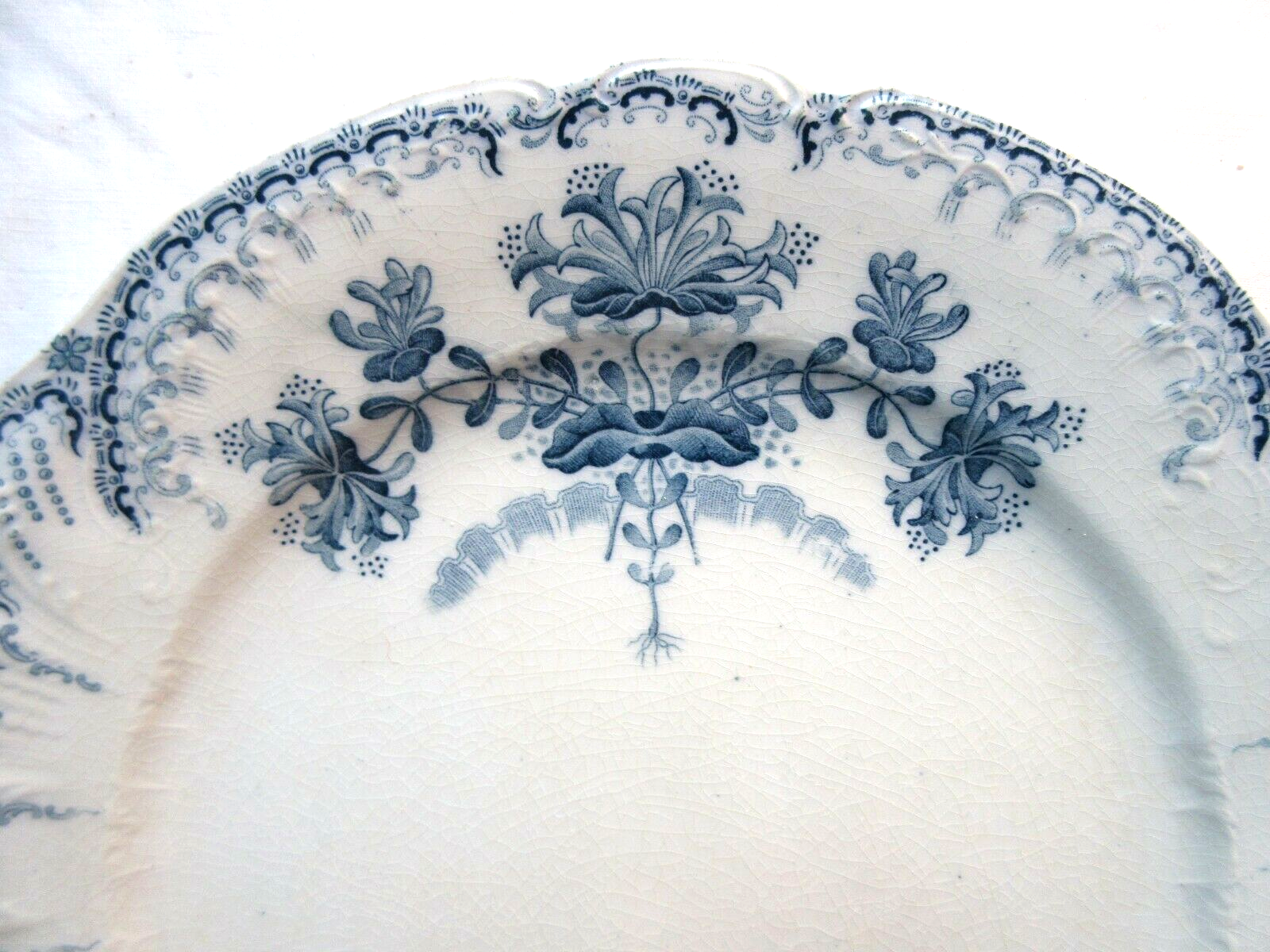 Flat plate Terre de Fer Saint Amand, Regency model, in blue