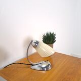 Lampe avec base chromée et abat-jour en verre lait lampe de table vintage