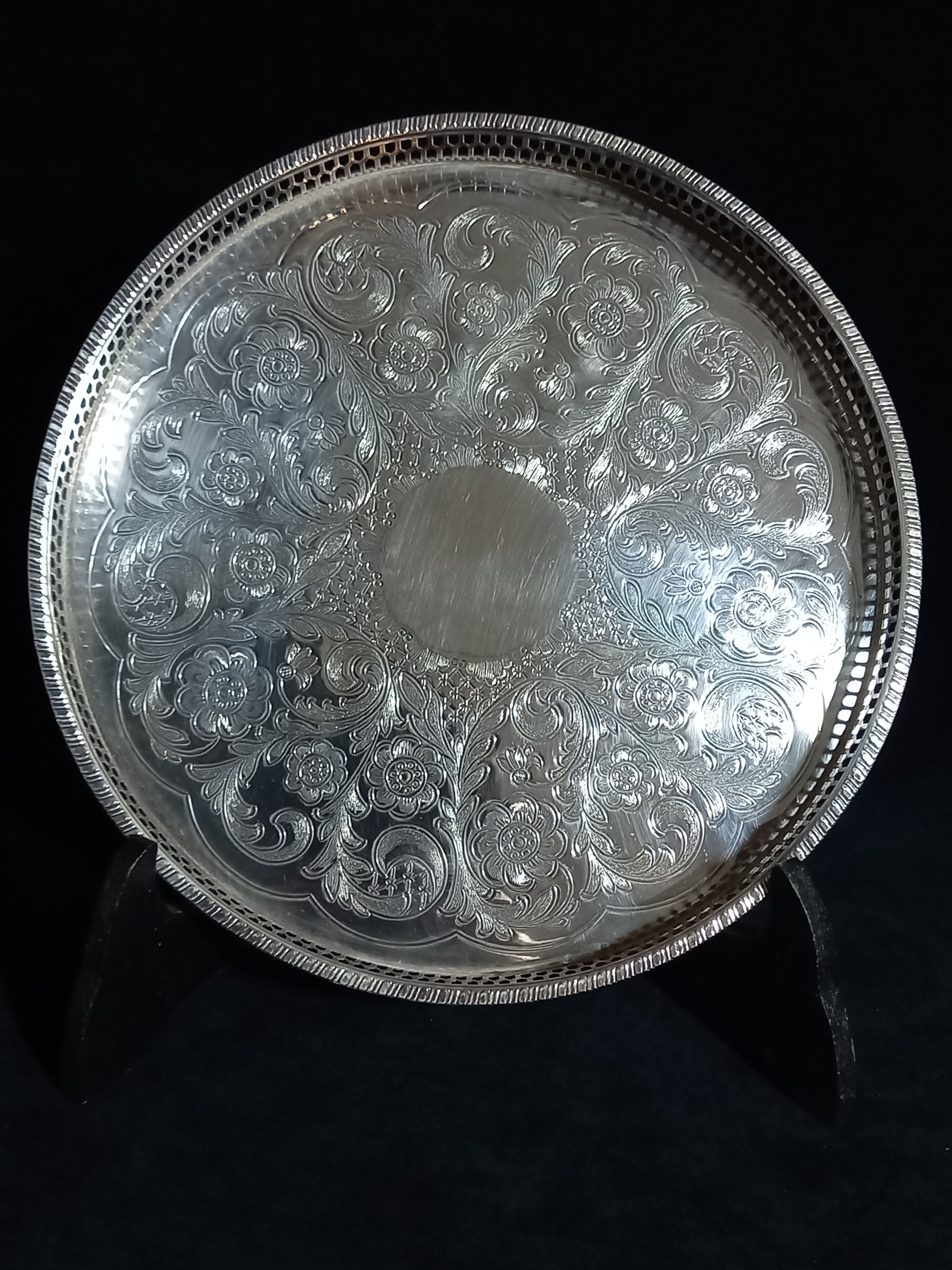 English service tray in engraved silver metal