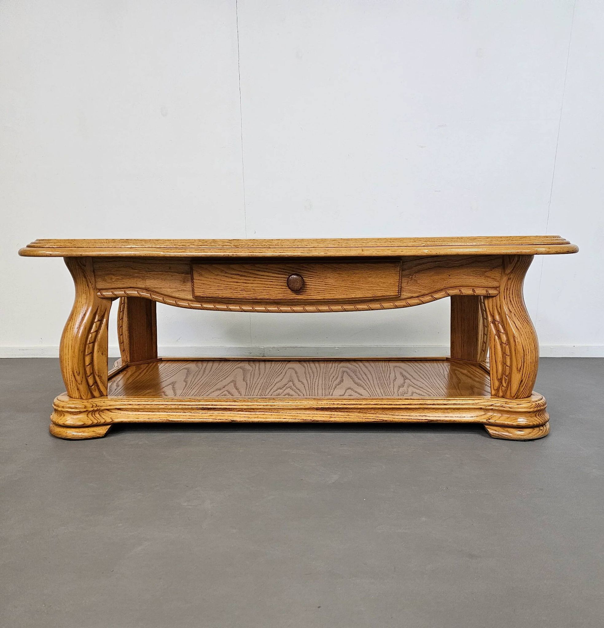 Table basse française en chêne massif des années 1970
