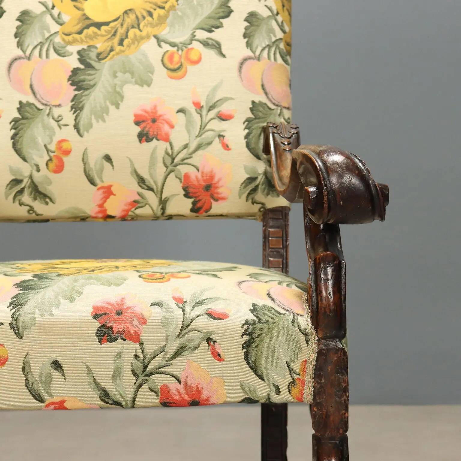 Fauteuil baroque ancien en noyer et tissu, Italie, XVIIIe siècle