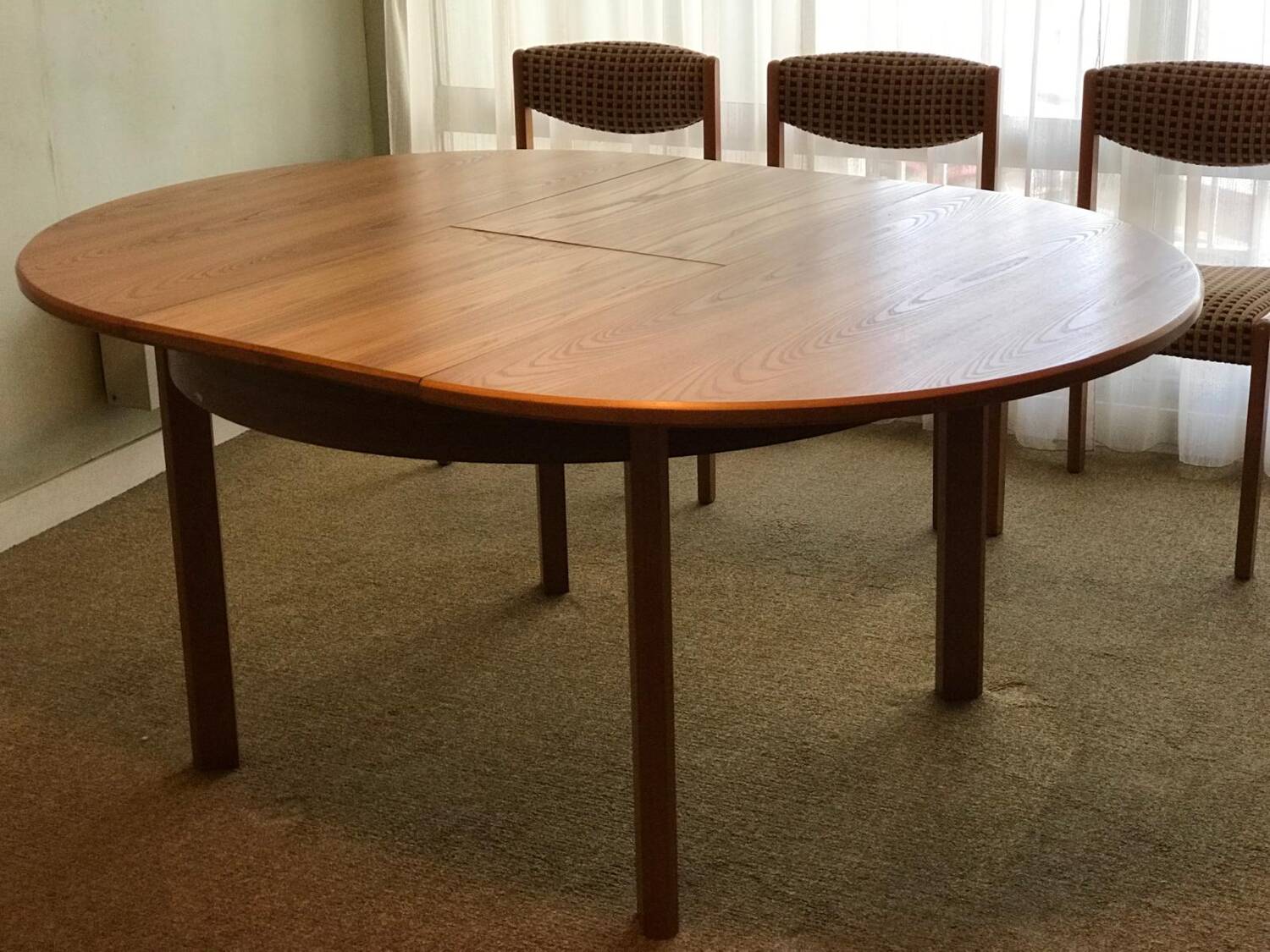 https://letabliquiberon.fr/products/table-ronde-vintage-4-chaises