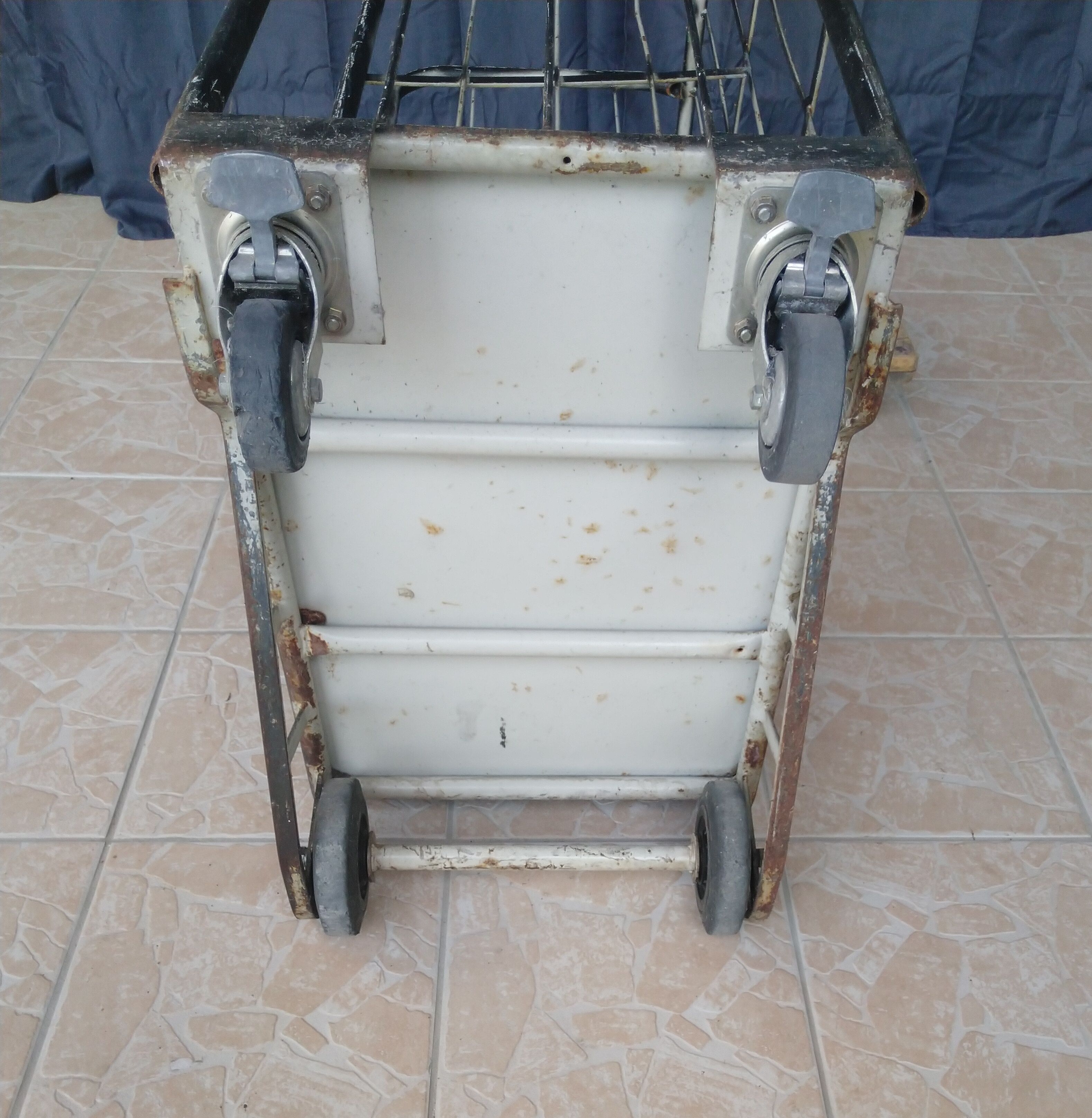 Postal sorting trolley with wheels