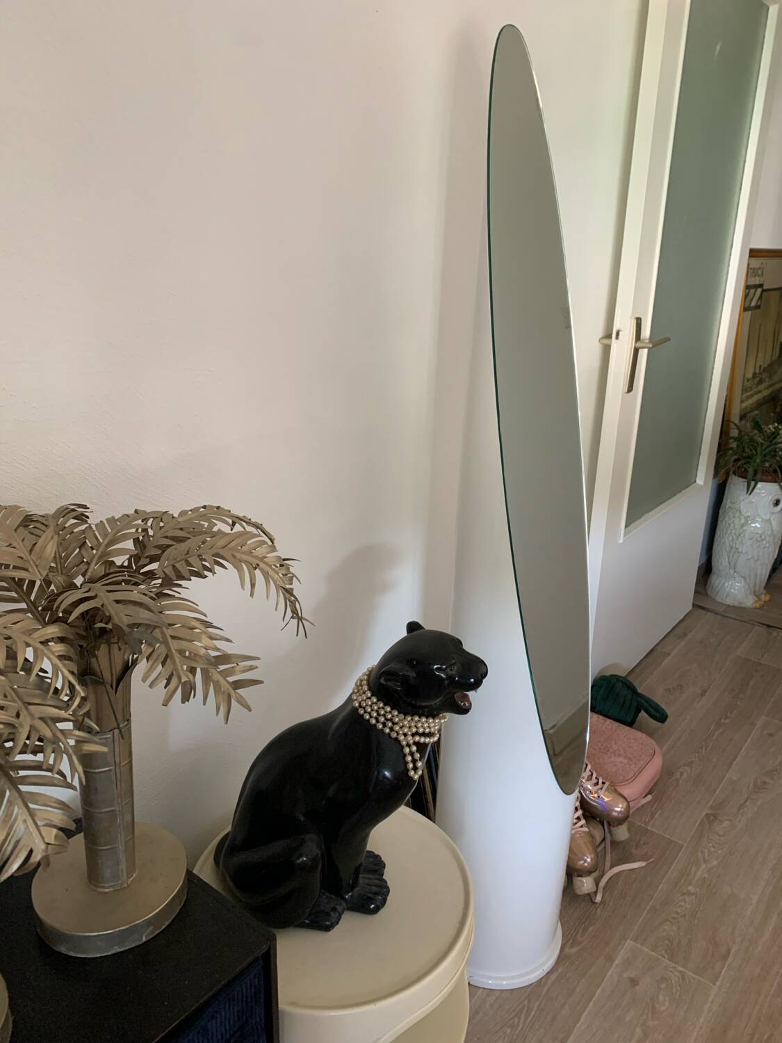 Lipstick mirror on foot