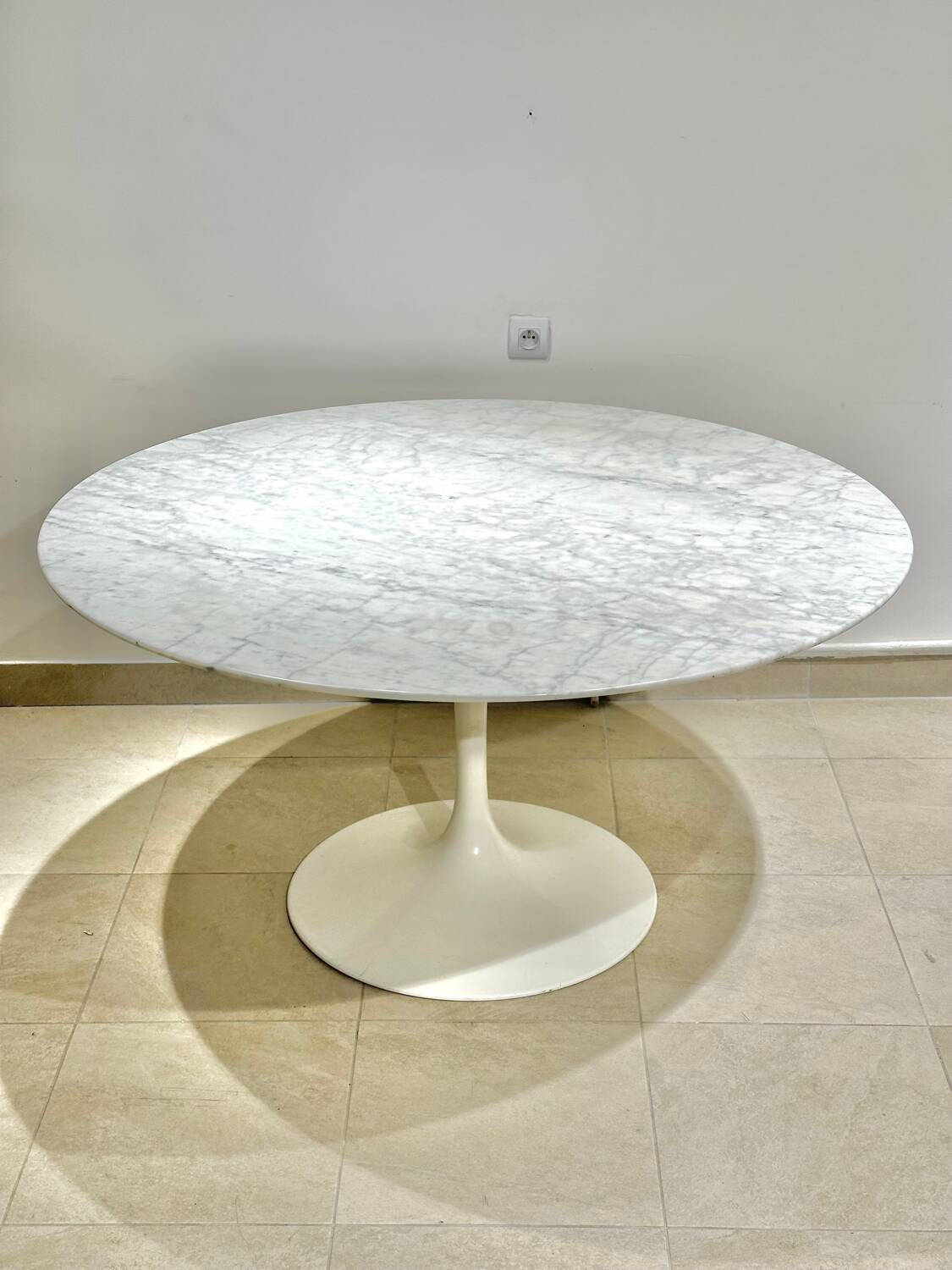 Knoll Tulip Table 137 cm in marble