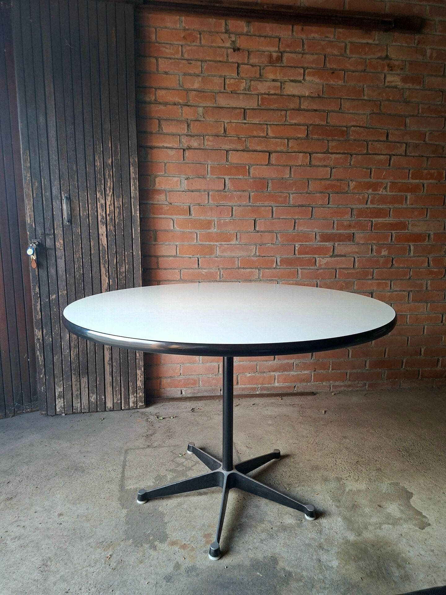Table Eames 650