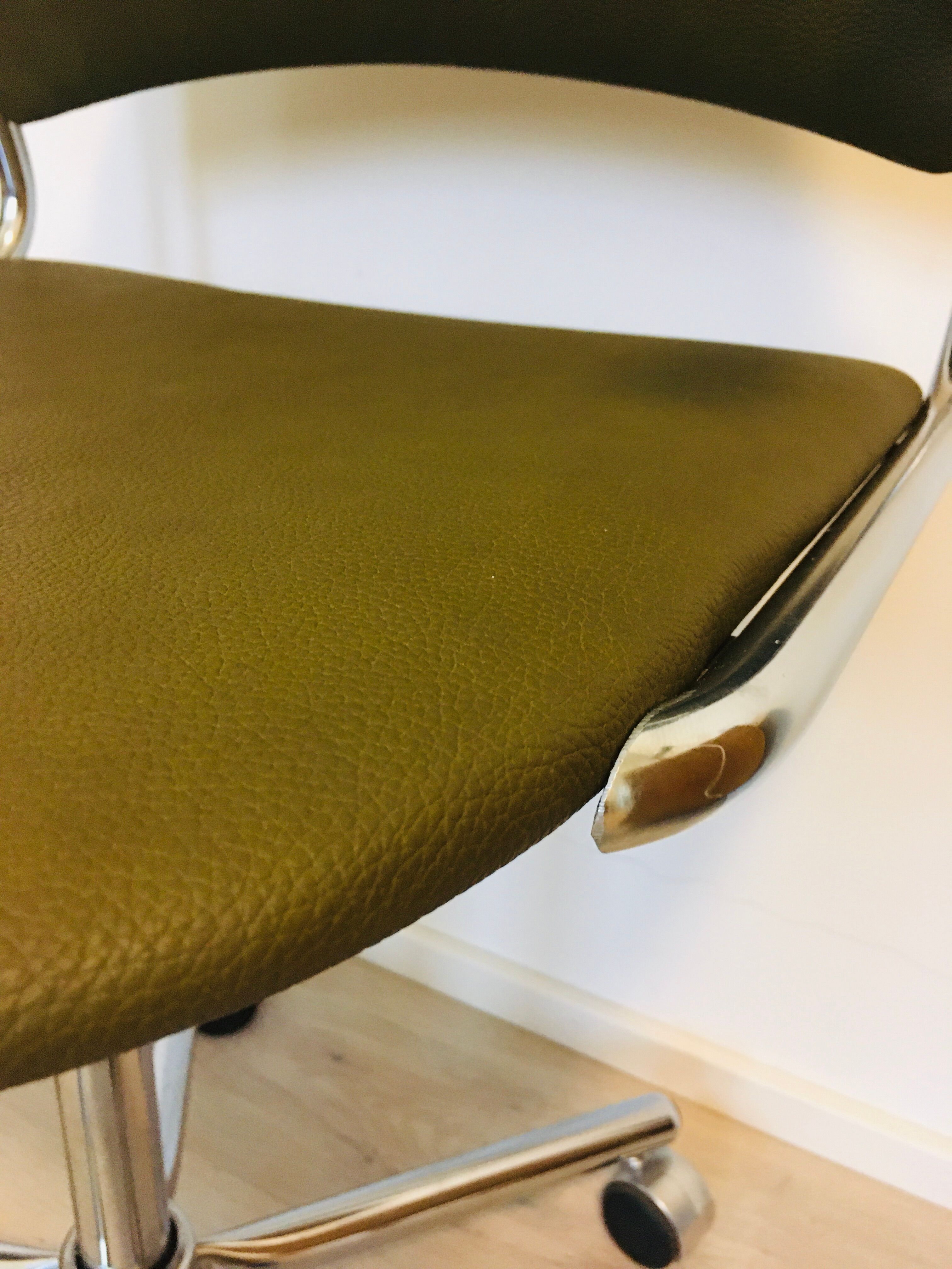 Fauteuil de bureau Olive K-380 entièrement restauré fabriqué par Kovona