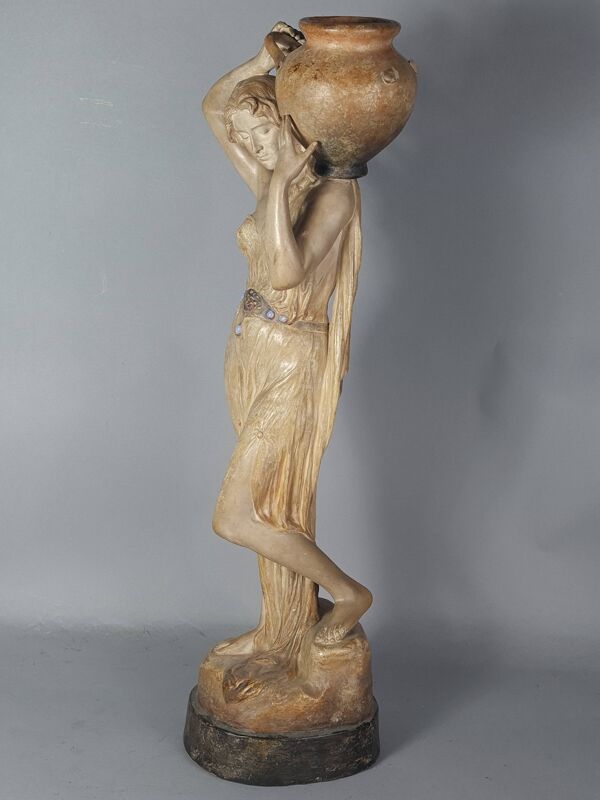 Sculpture céramique Femme et cruche ceinture opale Goldscheider vers 1900, 60 cm C155