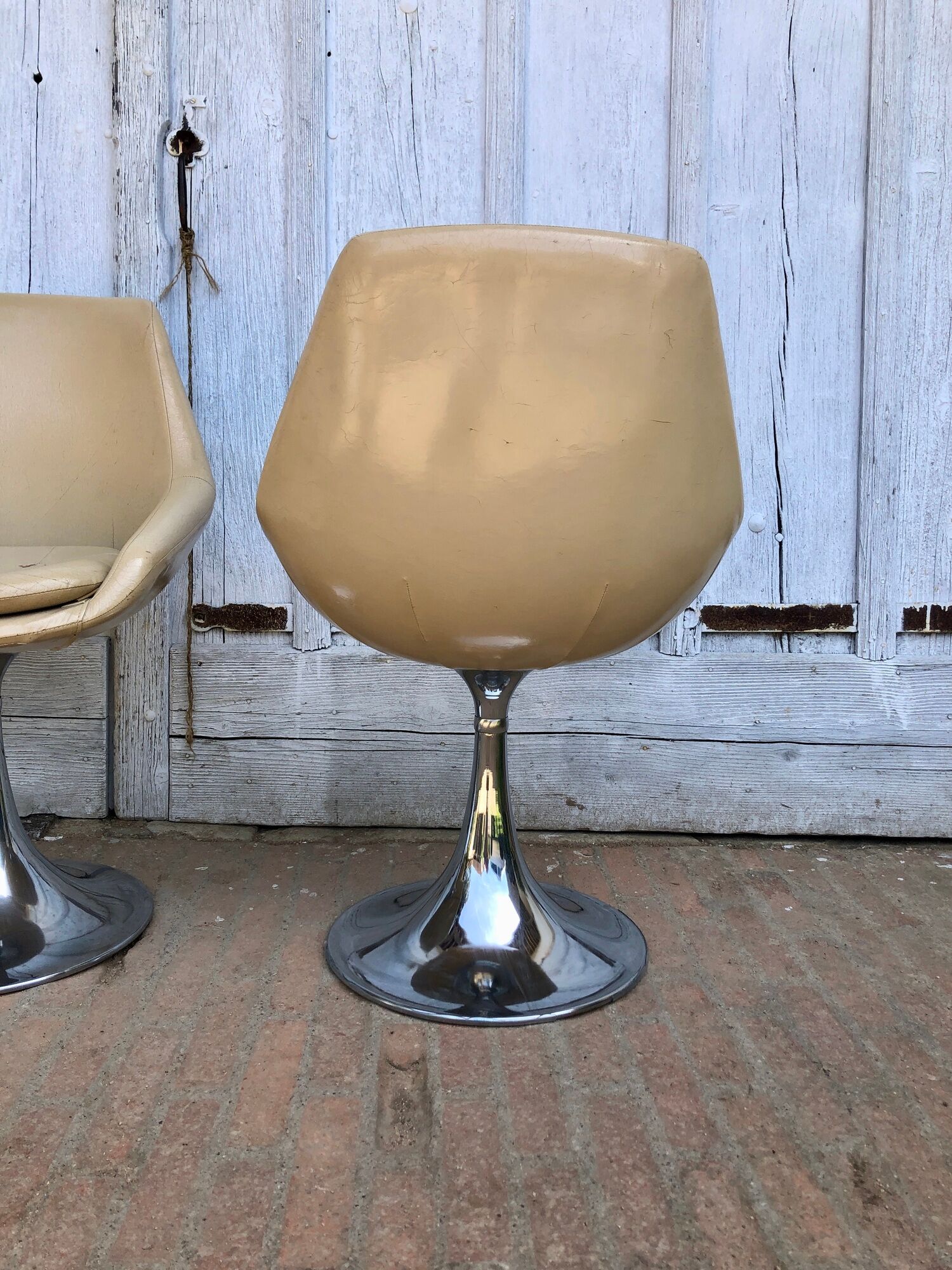 Set of 4 chairs tulip armchairs in beige skaï 1970