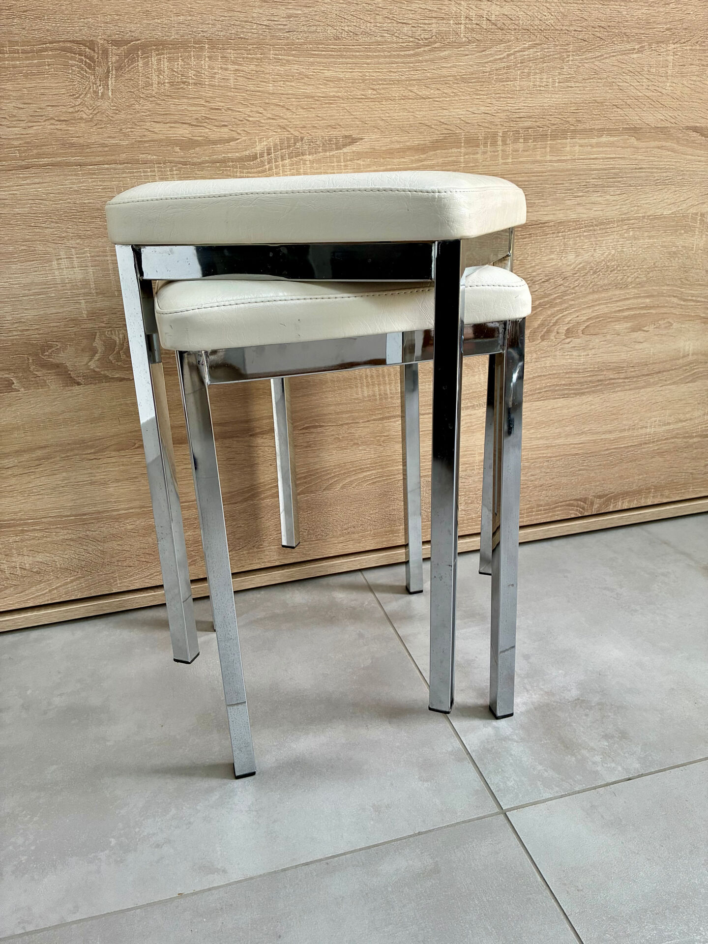 Pair of vintage 1980 chrome stools with white faux leather in very good condition.
