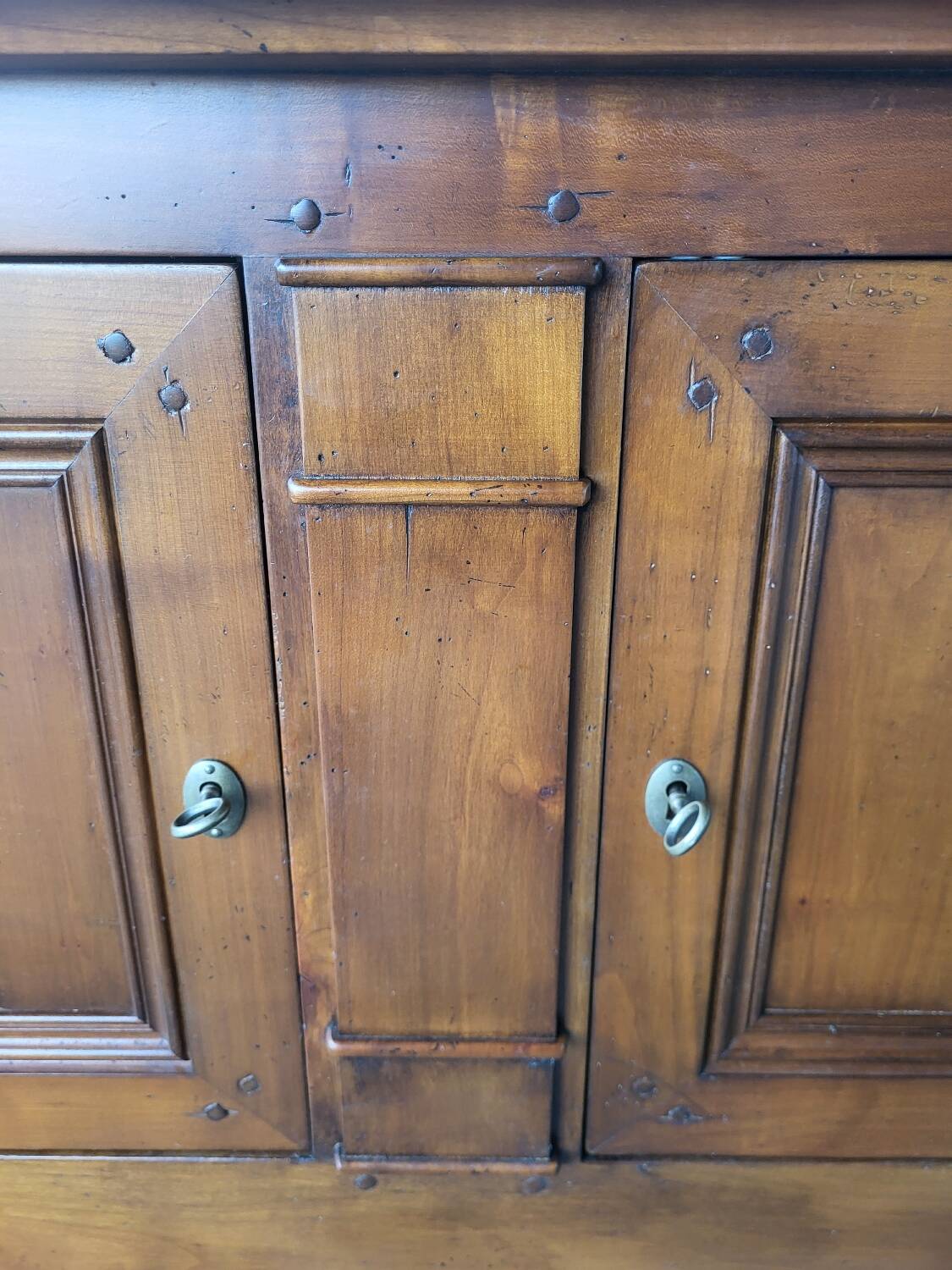 Buffet bas, bahut en bois massif chevillé