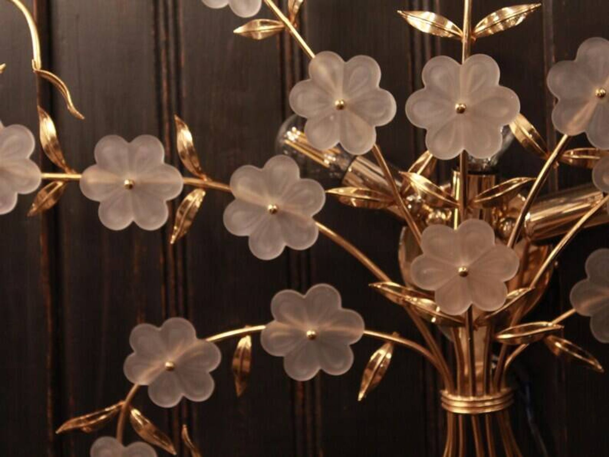 1980s wall lamp with 20 Murano glass flowers and 3 lights.