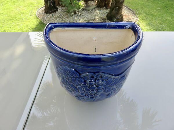 Potiche murale en terre cuite vernissée bleue à décor de raisin, années 70