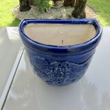 Potiche murale en terre cuite vernissée bleue à décor de raisin, années 70