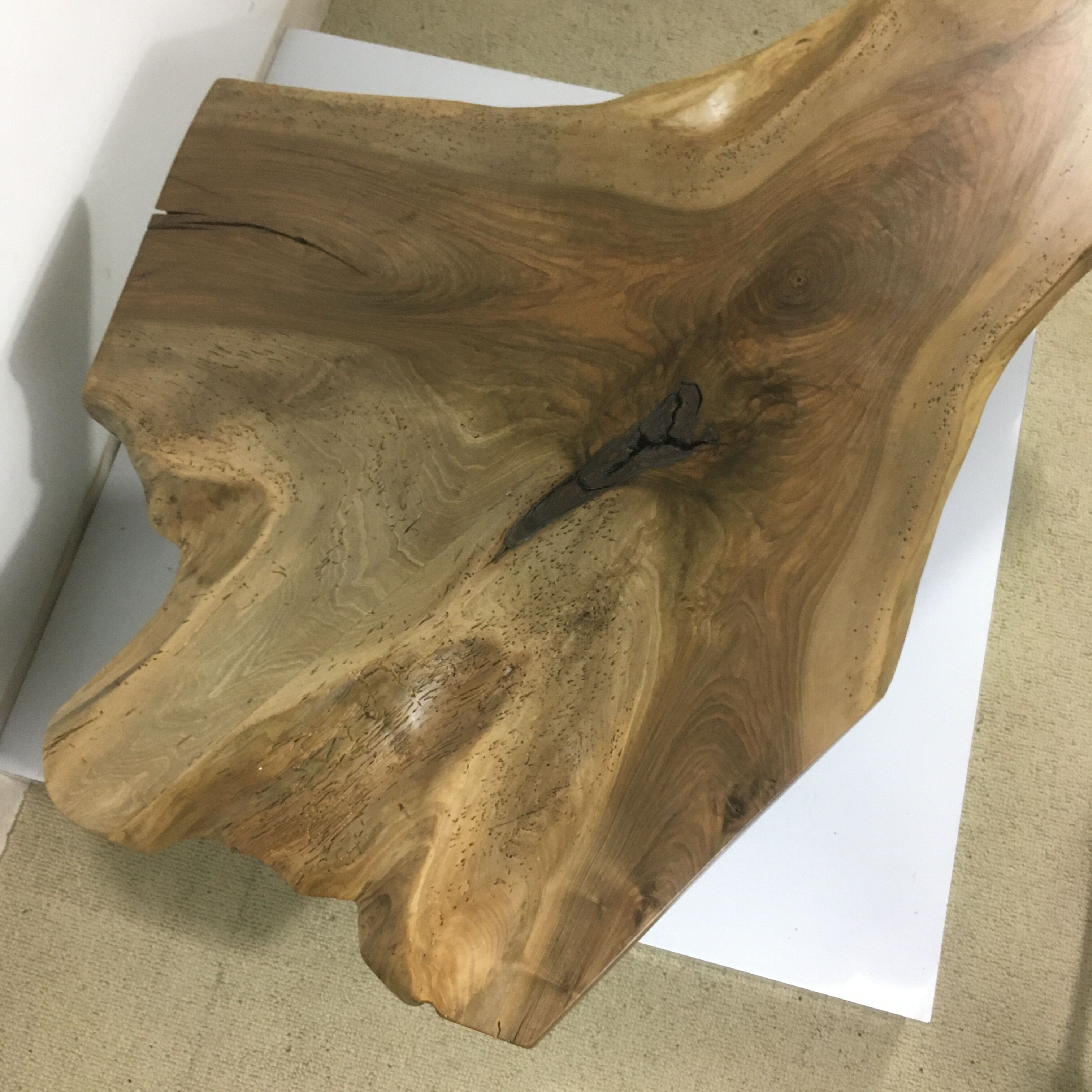 Table basse brutalist tripode pieds épingle