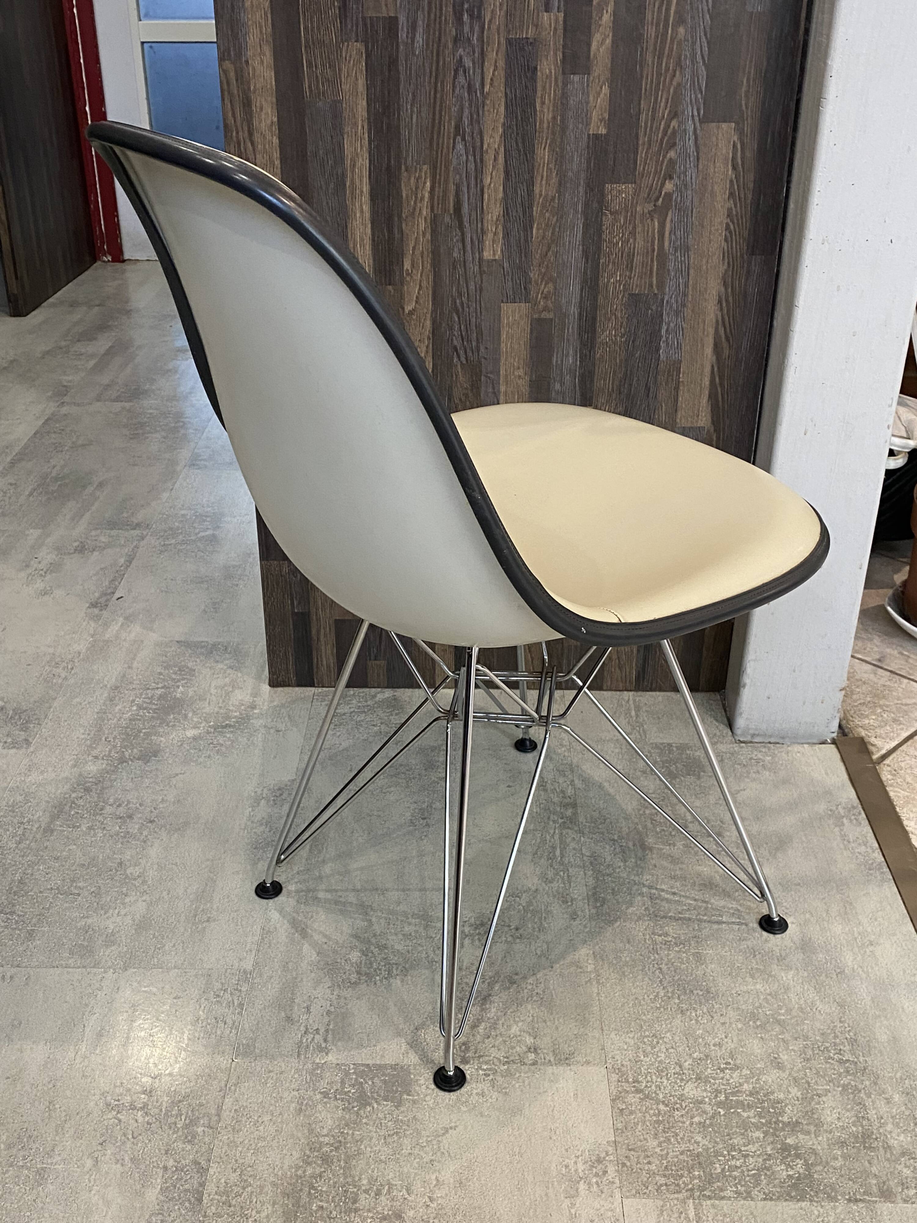 Fibreglass chair with skai vinyl, DSR Eiffel, off-white, Eames, Herman Miller.
