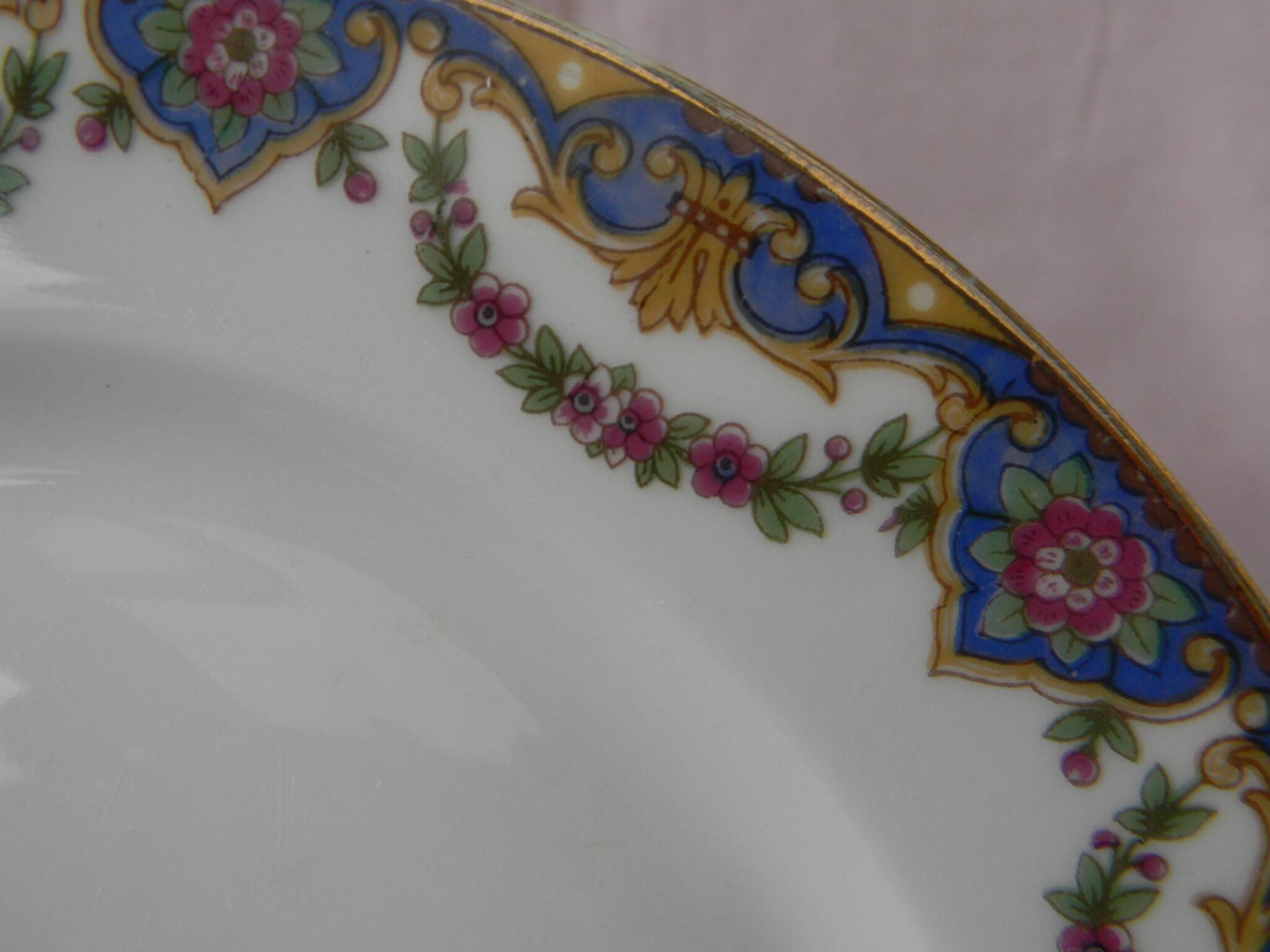 Lot de 12 assiettes à dessert en porcelaine de limoges.